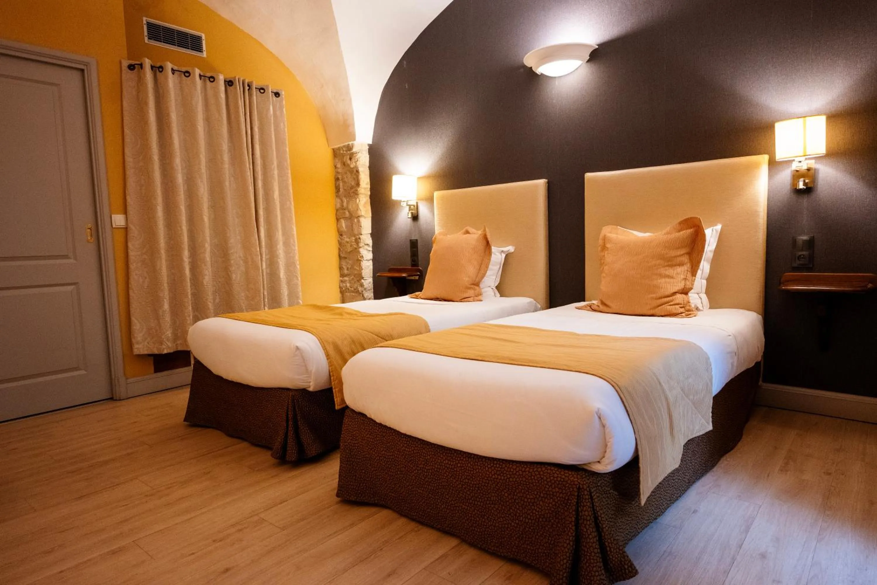 Bed in Cit'Hotel Sphinx - Hotel