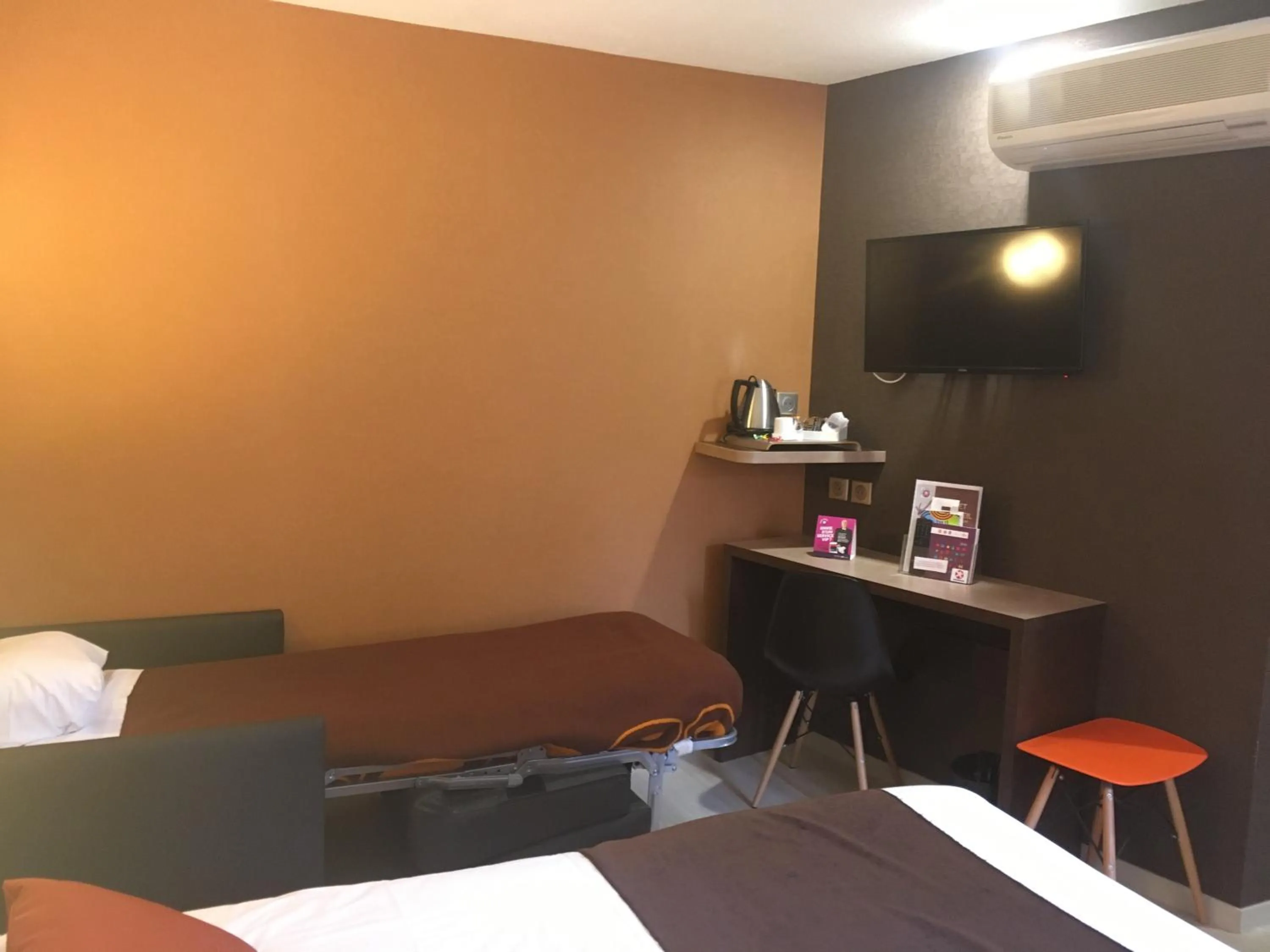 Bedroom, Bed in The Originals City, Hôtel Le Boeuf Rouge, Saint-Junien