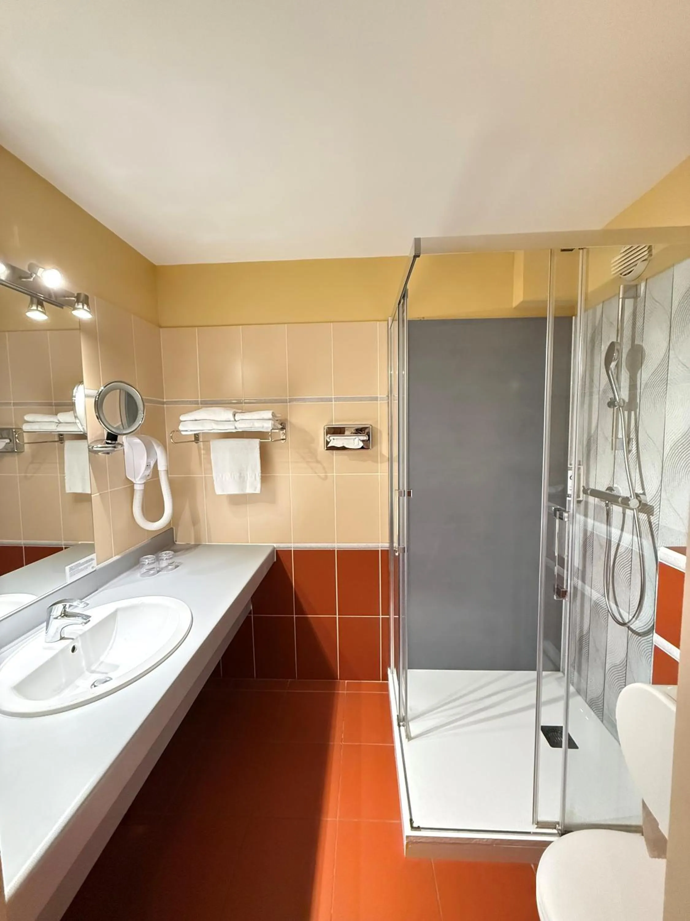 Bathroom in The Originals City, Hôtel Le Boeuf Rouge, Saint-Junien