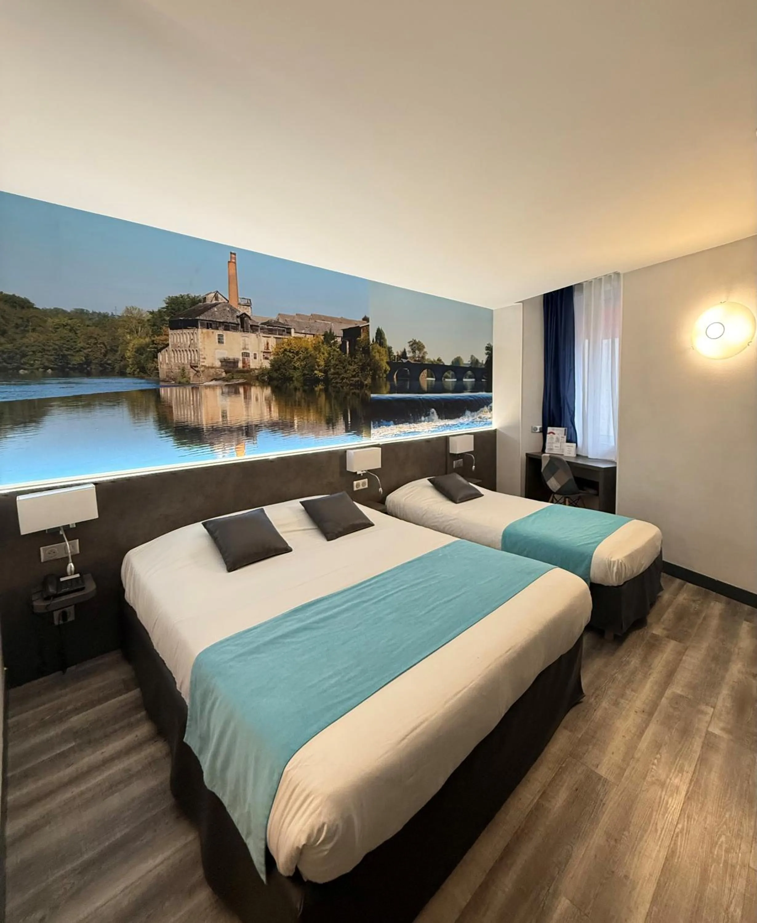 Photo of the whole room, Bed in The Originals City, Hôtel Le Boeuf Rouge, Saint-Junien