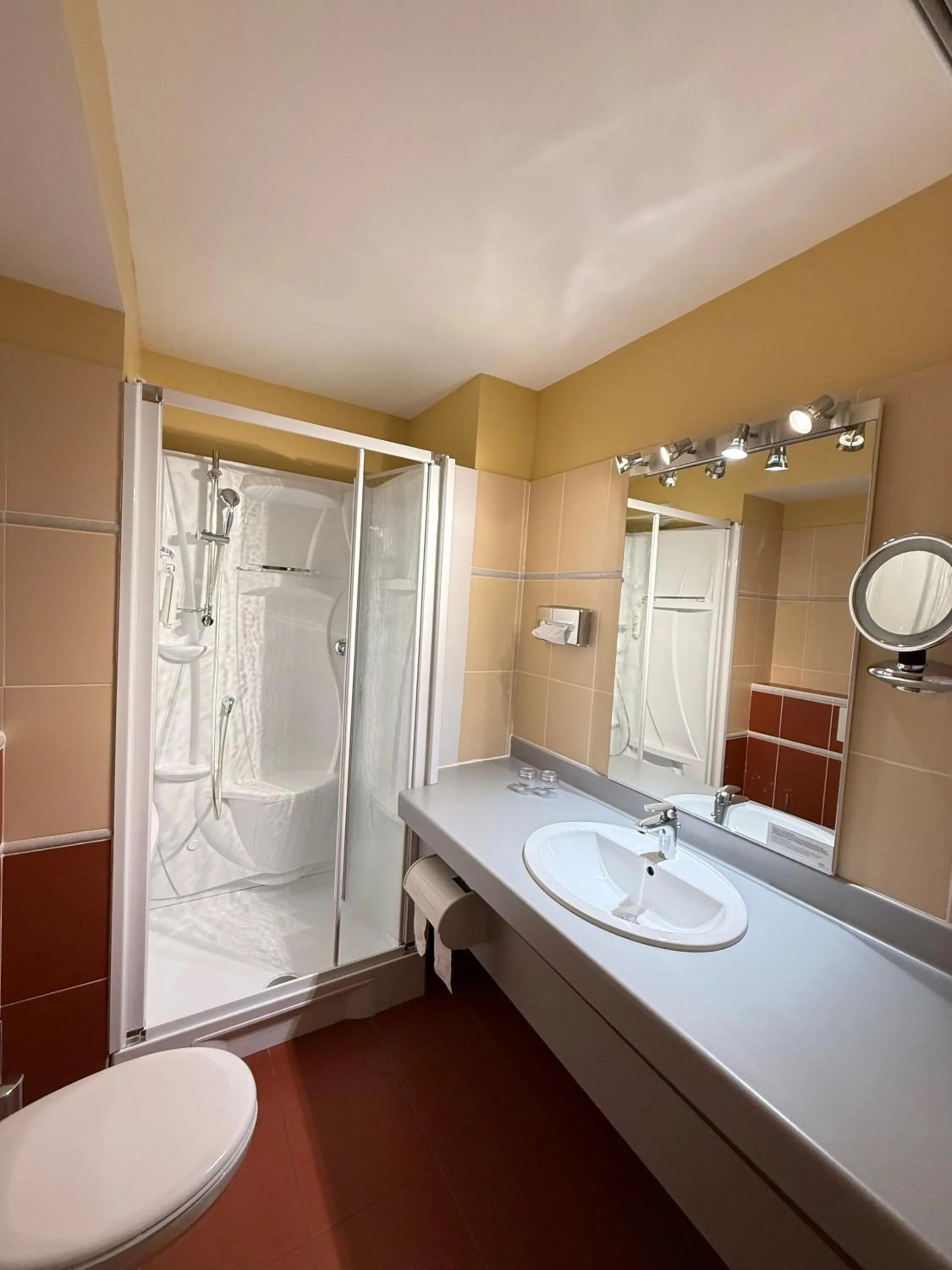 Bathroom in The Originals City, Hôtel Le Boeuf Rouge, Saint-Junien