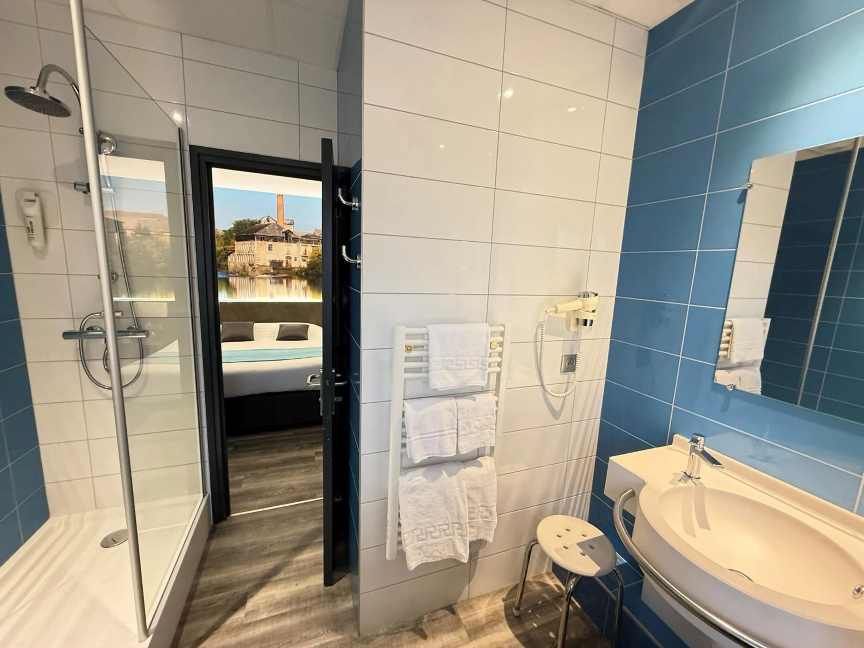 Bathroom in The Originals City, Hôtel Le Boeuf Rouge, Saint-Junien