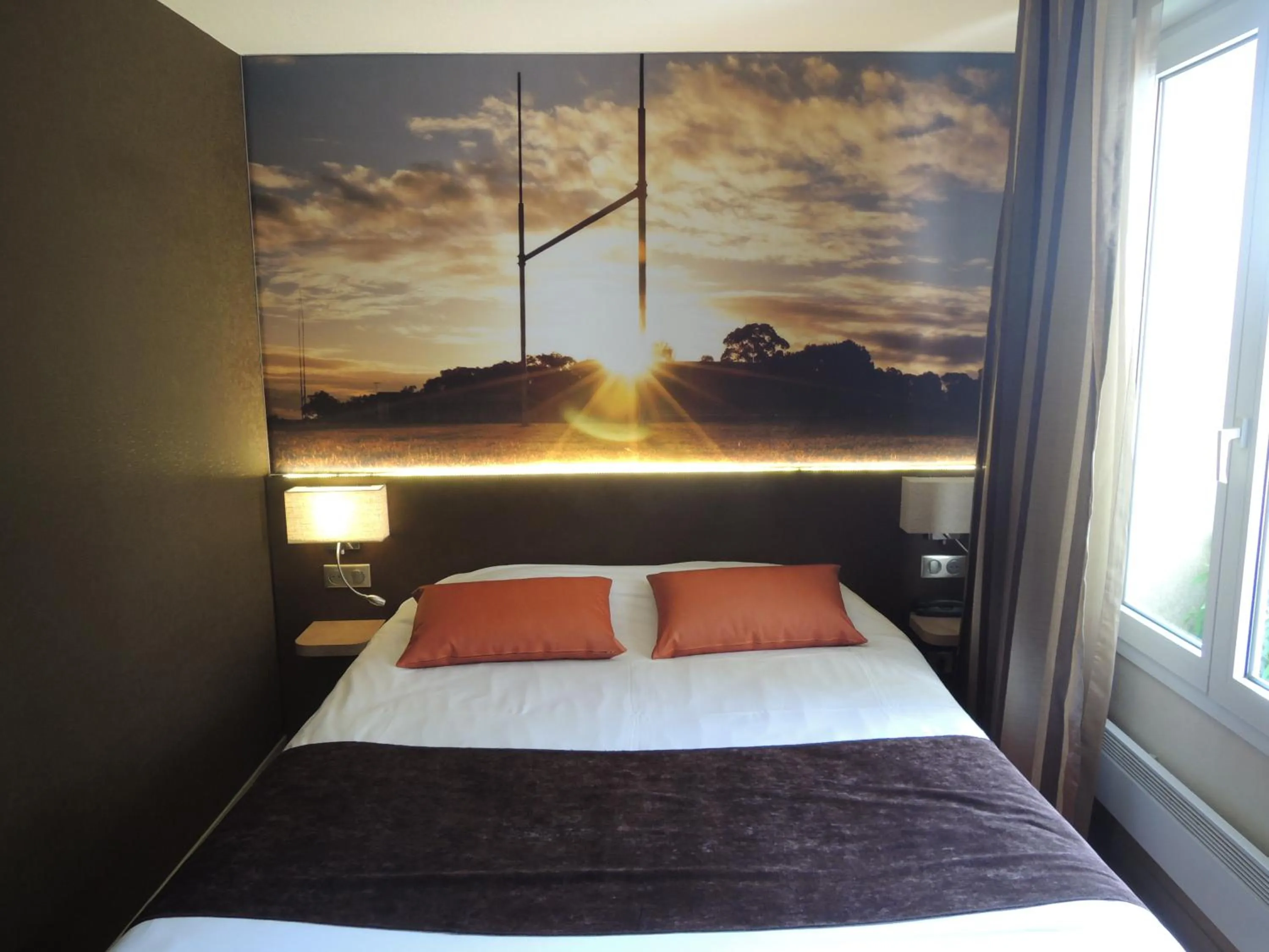 Bedroom, Bed in The Originals City, Hôtel Le Boeuf Rouge, Saint-Junien
