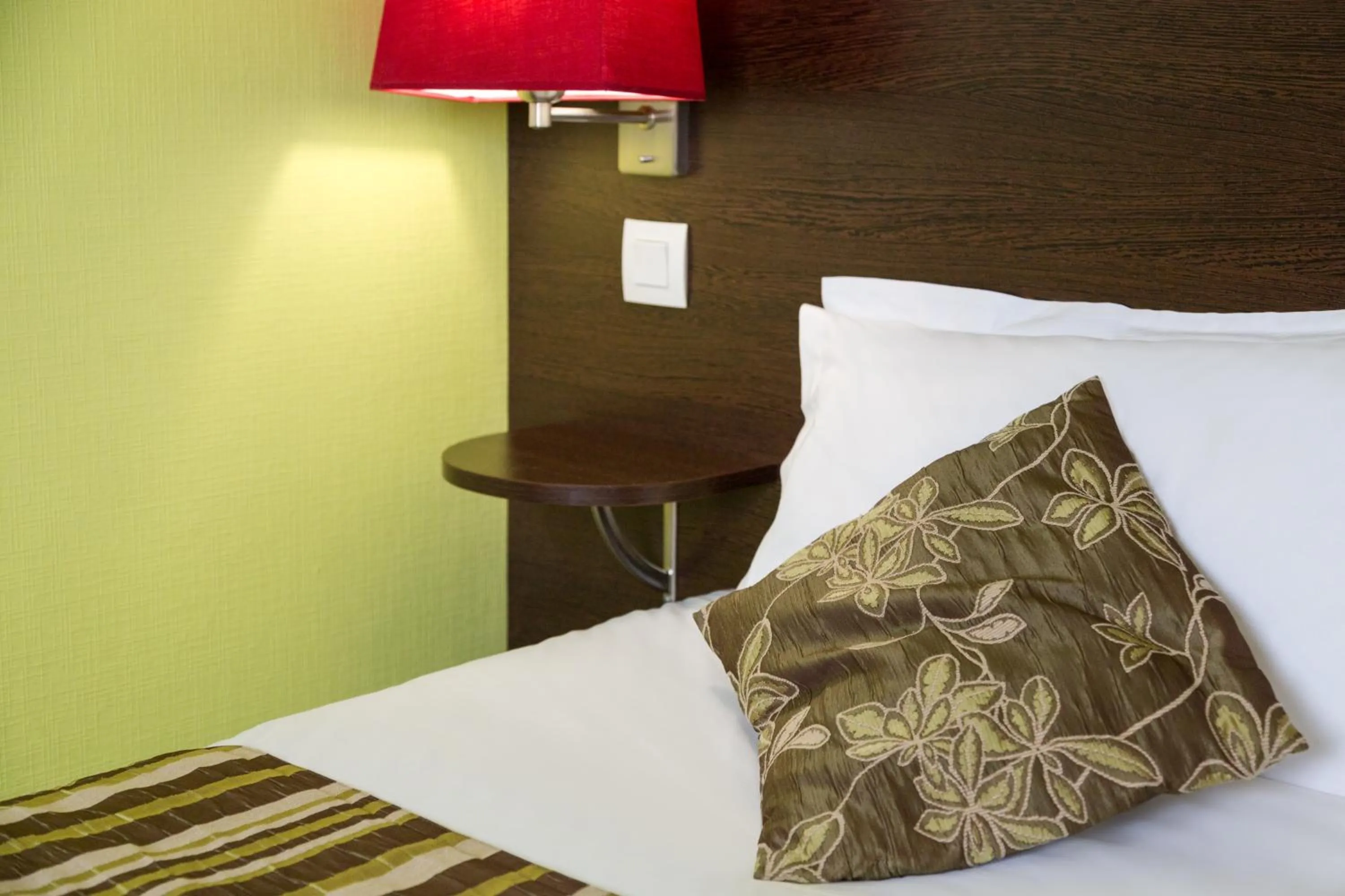 Bedroom, Bed in The Originals City, Hôtel Hélios, Roanne Nord