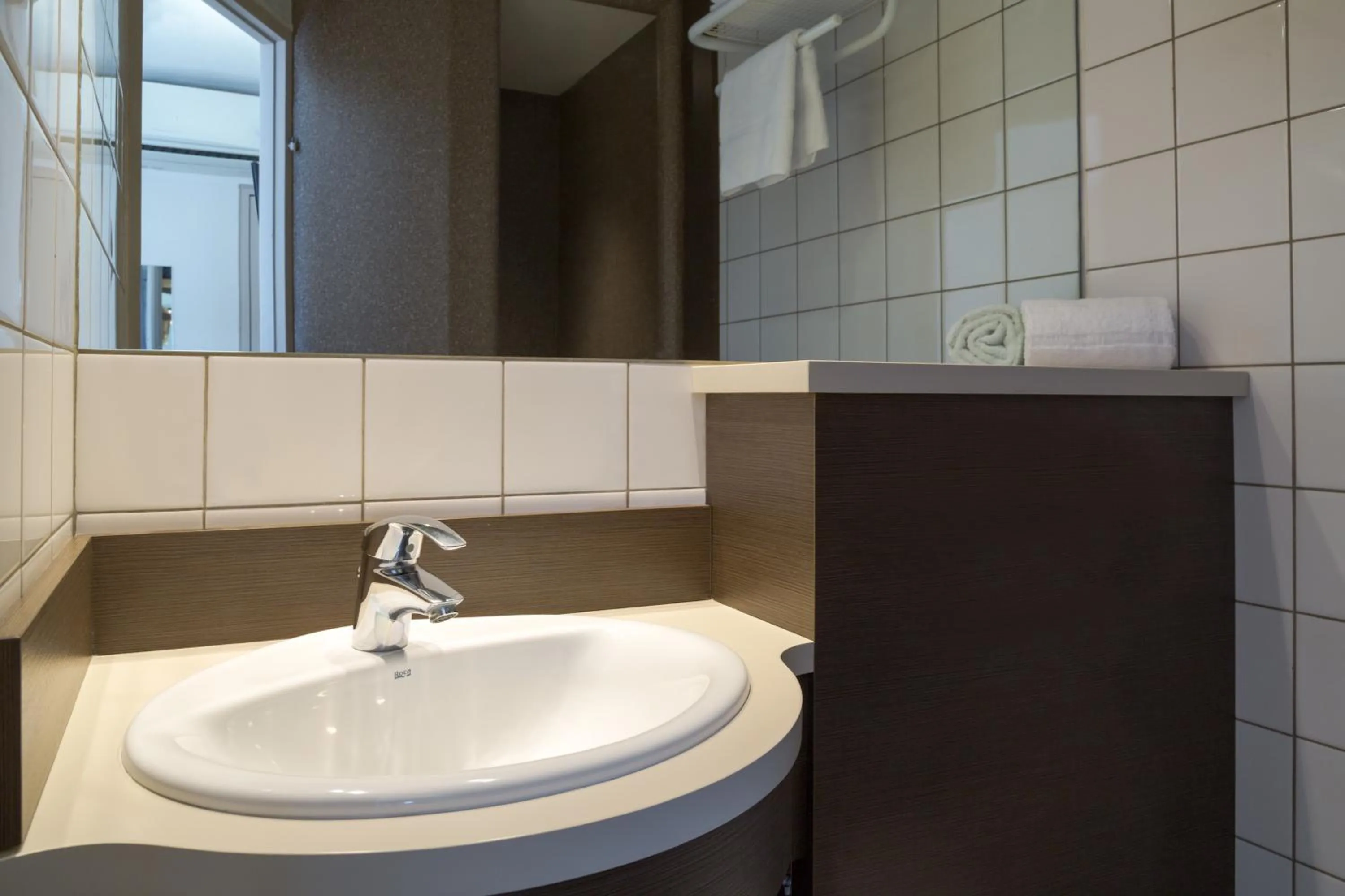 Bathroom in The Originals City, Hôtel Hélios, Roanne Nord