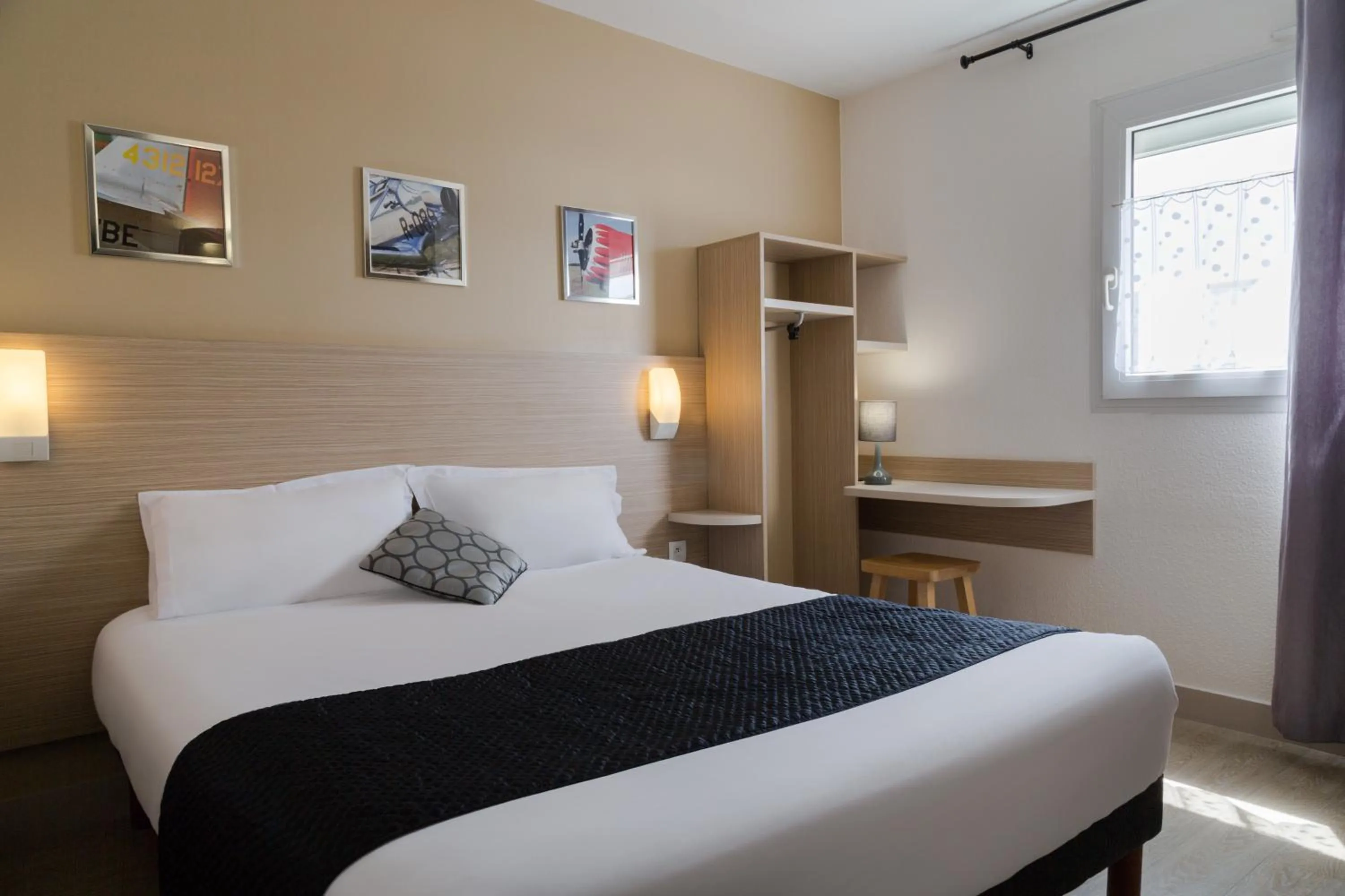 Photo of the whole room, Bed in The Originals City, Hôtel Hélios, Roanne Nord