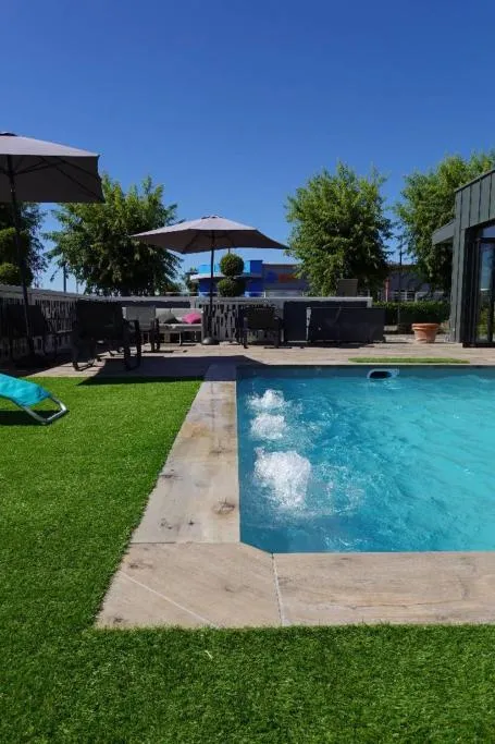 Swimming pool in The Originals City, Hôtel Hélios, Roanne Nord