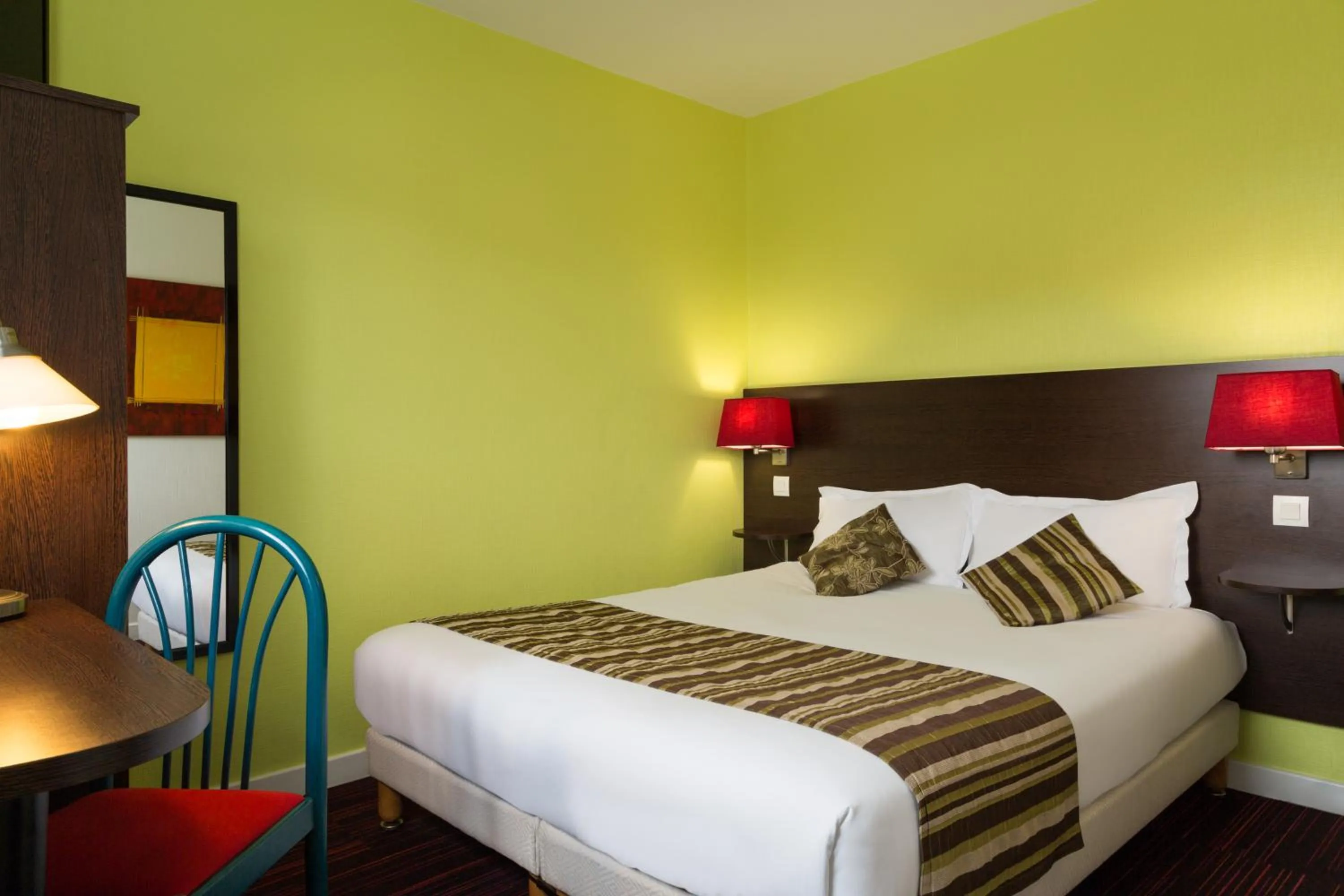 Photo of the whole room, Bed in The Originals City, Hôtel Hélios, Roanne Nord