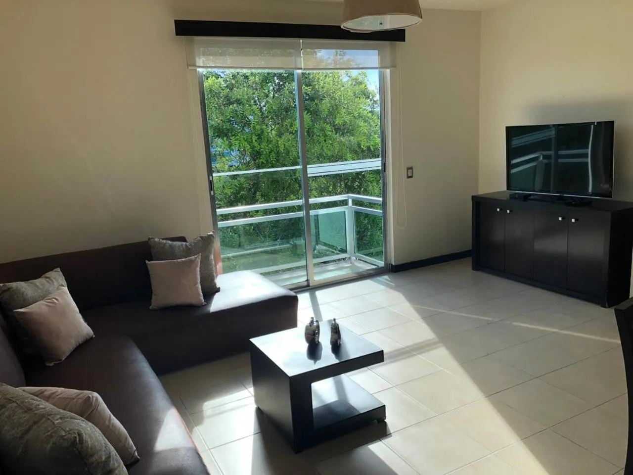 Communal lounge/ TV room in San Pedro Hotel, 5ta Avenida