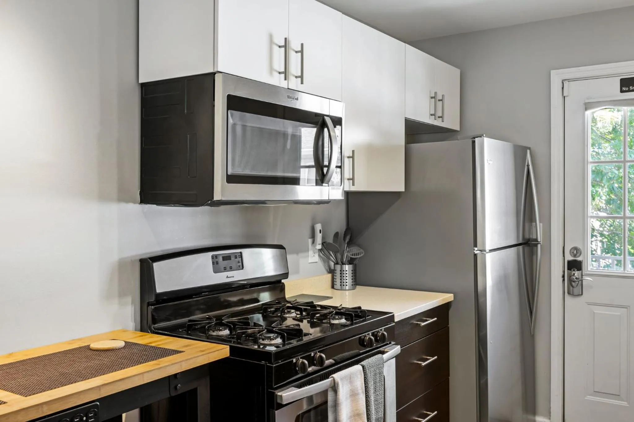 Coffee/tea facilities in Brookwood Courtyard by BCA Furnished Apartments