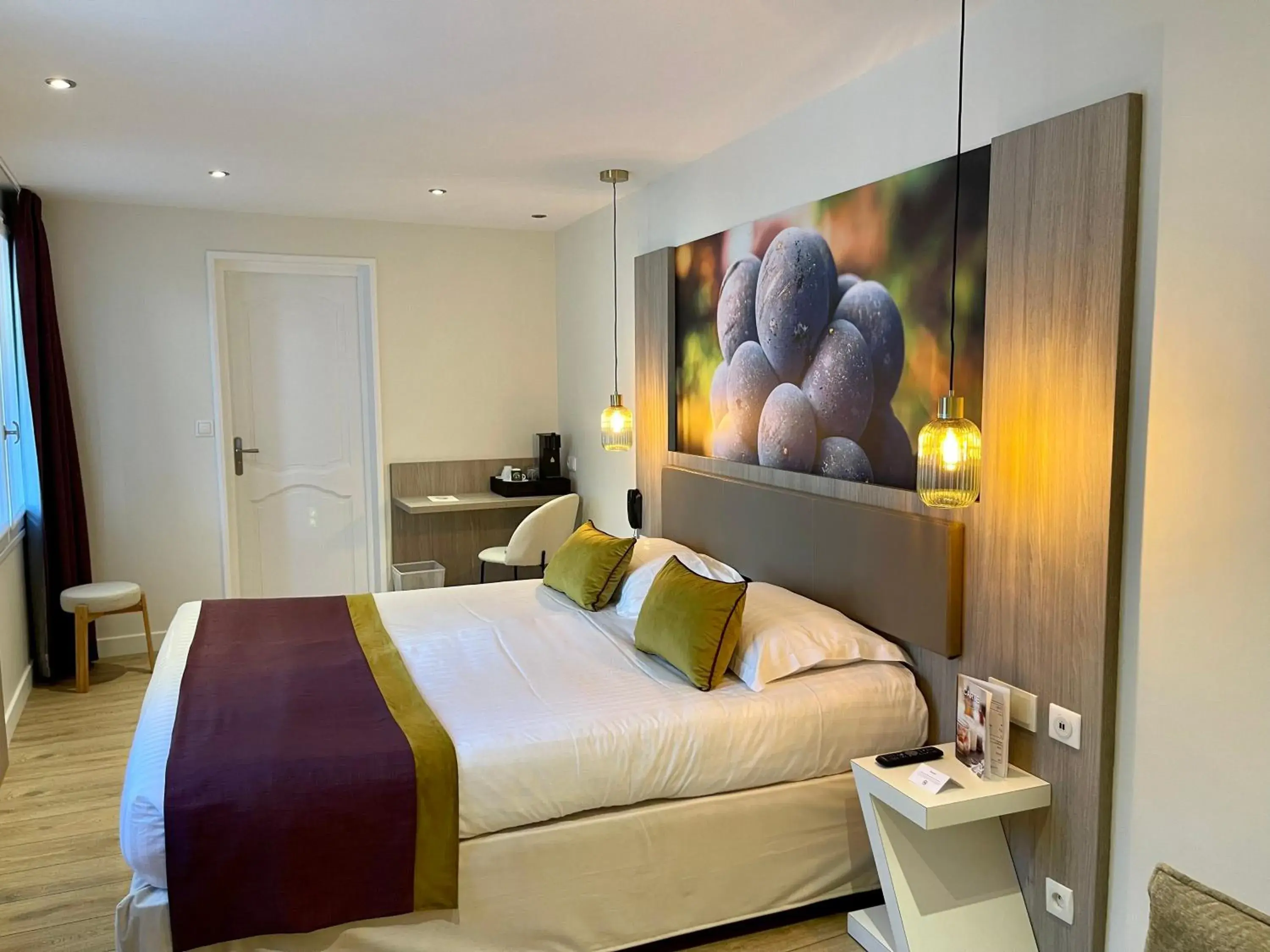 Bed in Best Western Hôtel De France Bed in Best Western Hôtel De France