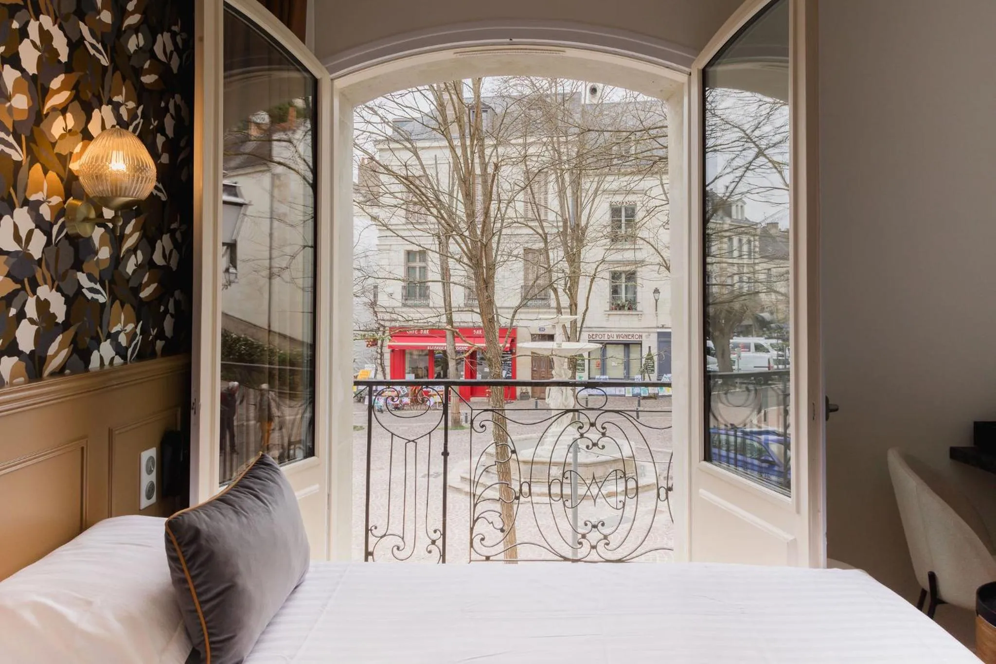 View (from property/room), Bed in Best Western Hôtel De France