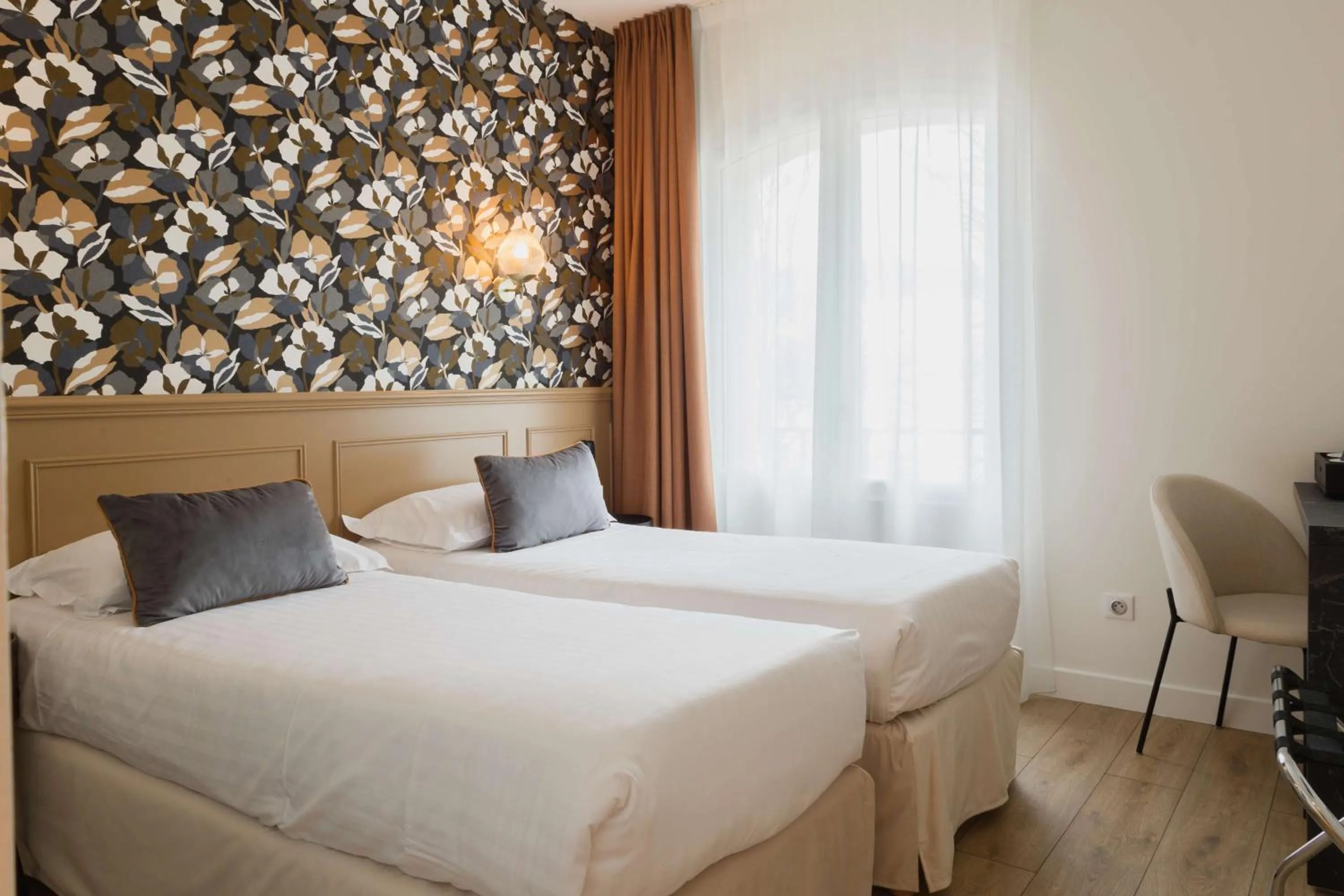 Bedroom, Bed in Best Western Hôtel De France