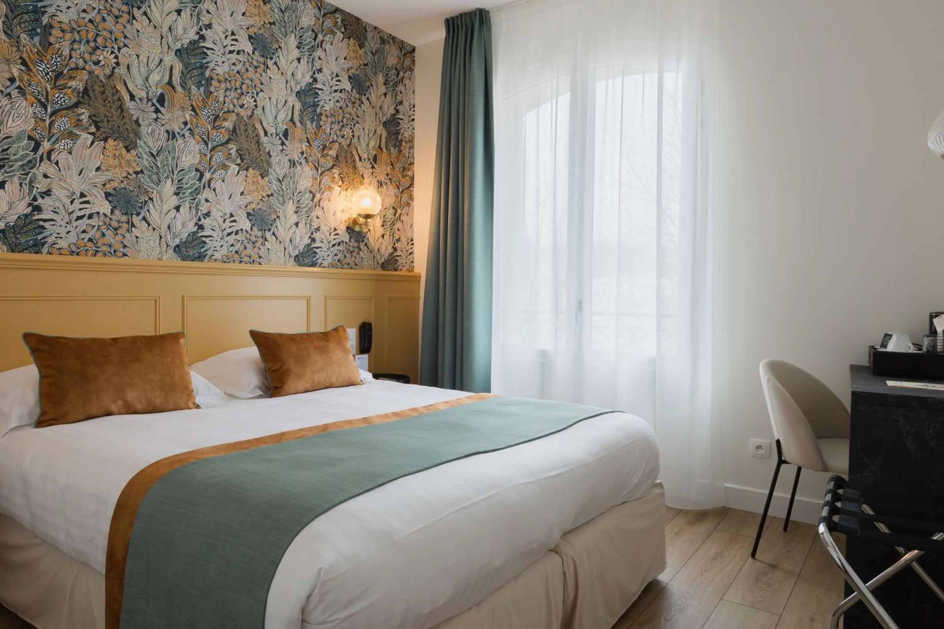 Bedroom, Bed in Best Western Hôtel De France