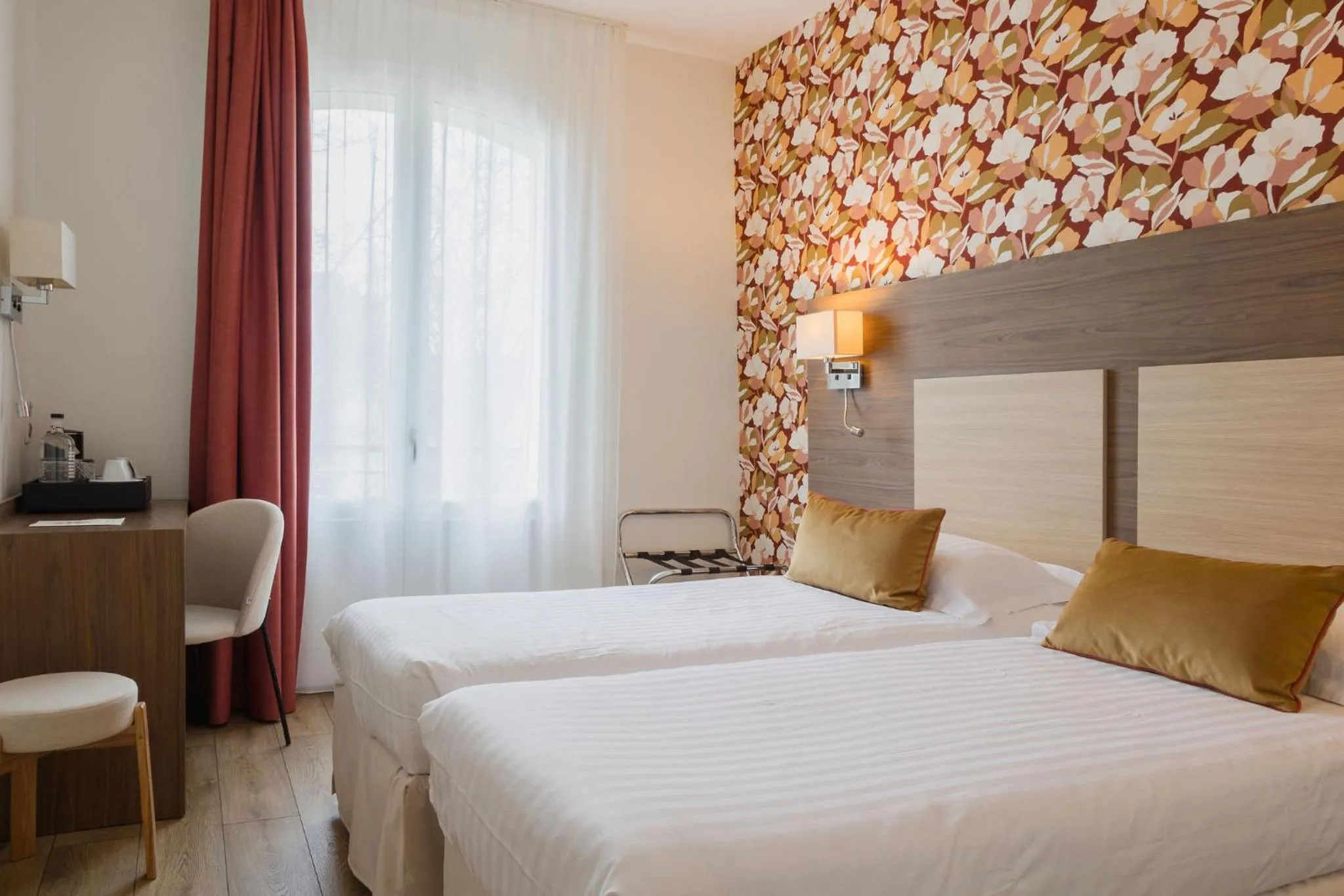 View (from property/room), Bed in Best Western Hôtel De France