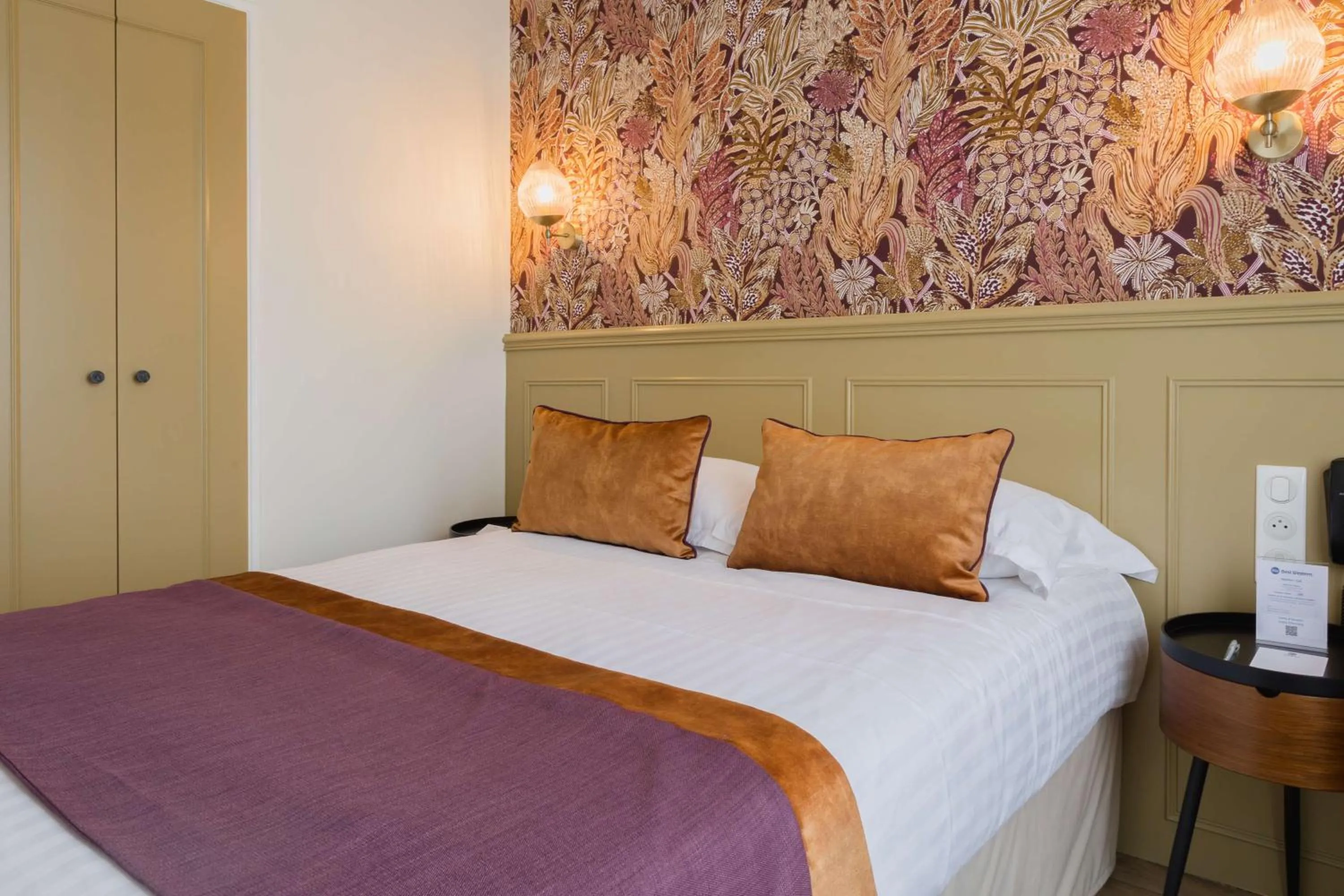 Bedroom, Bed in Best Western Hôtel De France