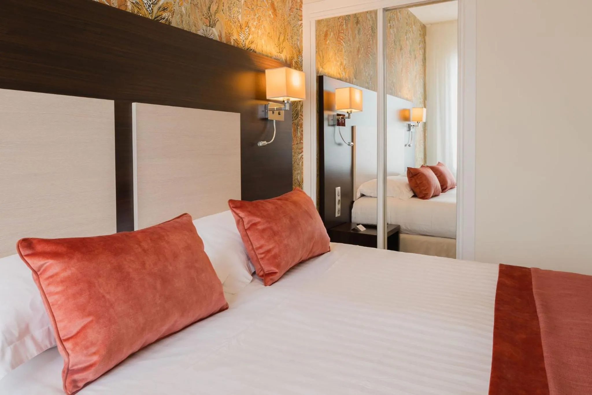 View (from property/room), Bed in Best Western Hôtel De France