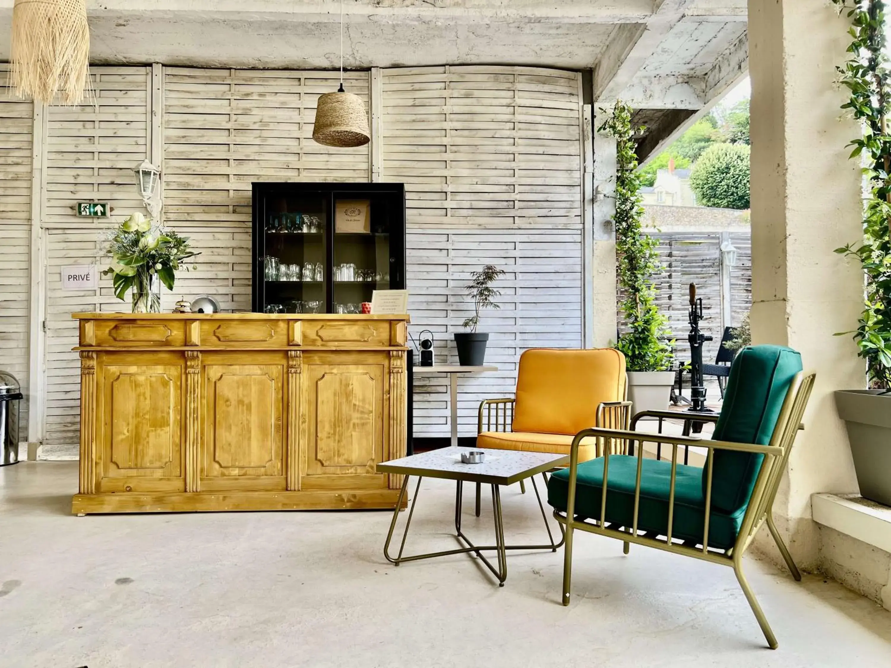 Lounge or bar in Best Western Hôtel De France Lounge or bar in Best Western Hôtel De France