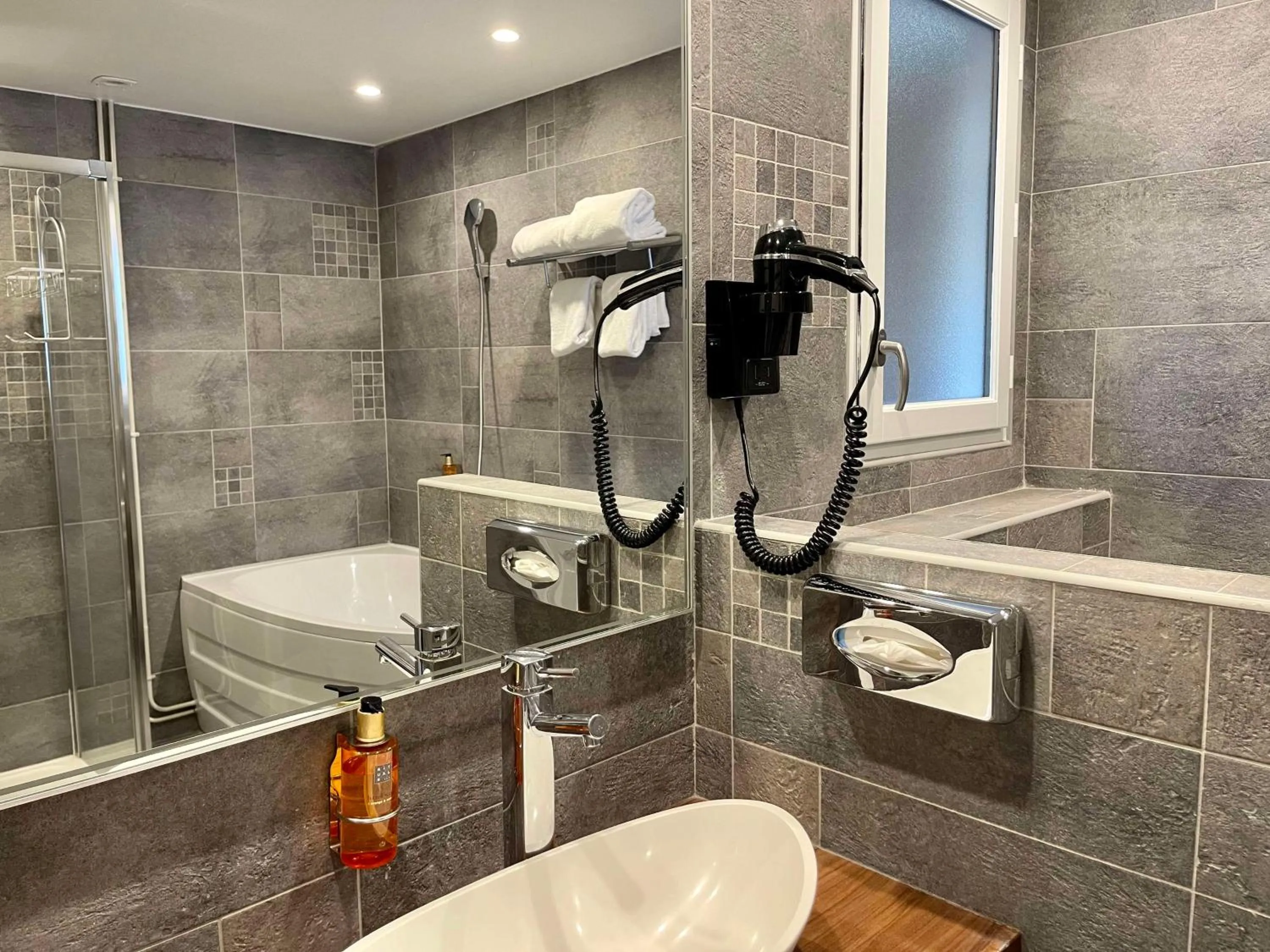 Bathroom in Best Western Hôtel De France