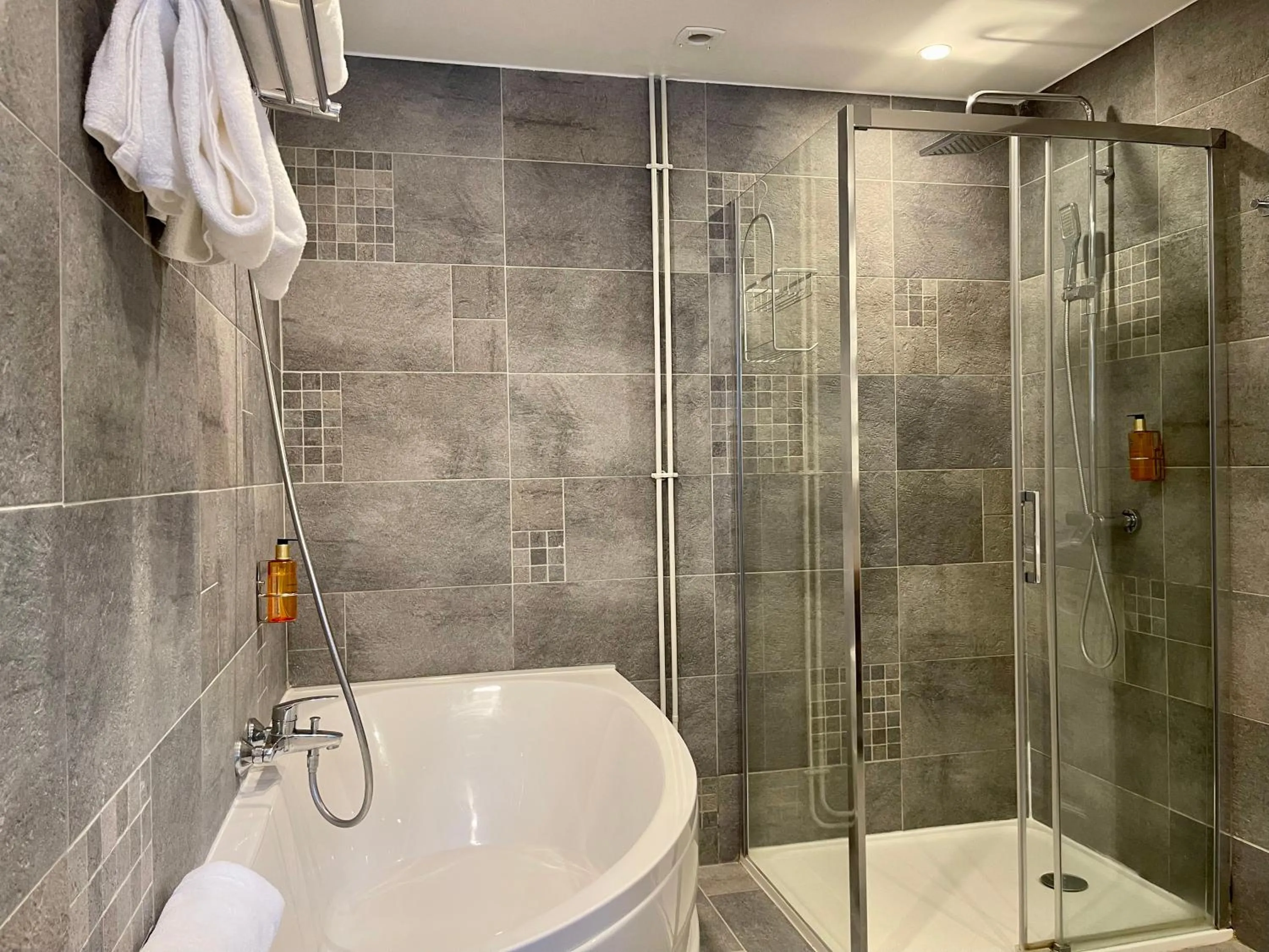 Shower in Best Western Hôtel De France