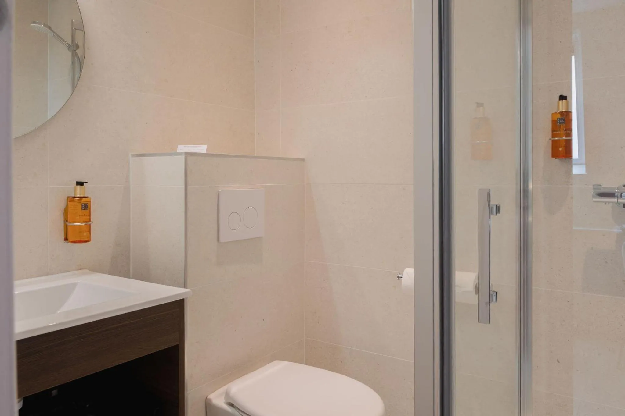 Shower in Best Western Hôtel De France