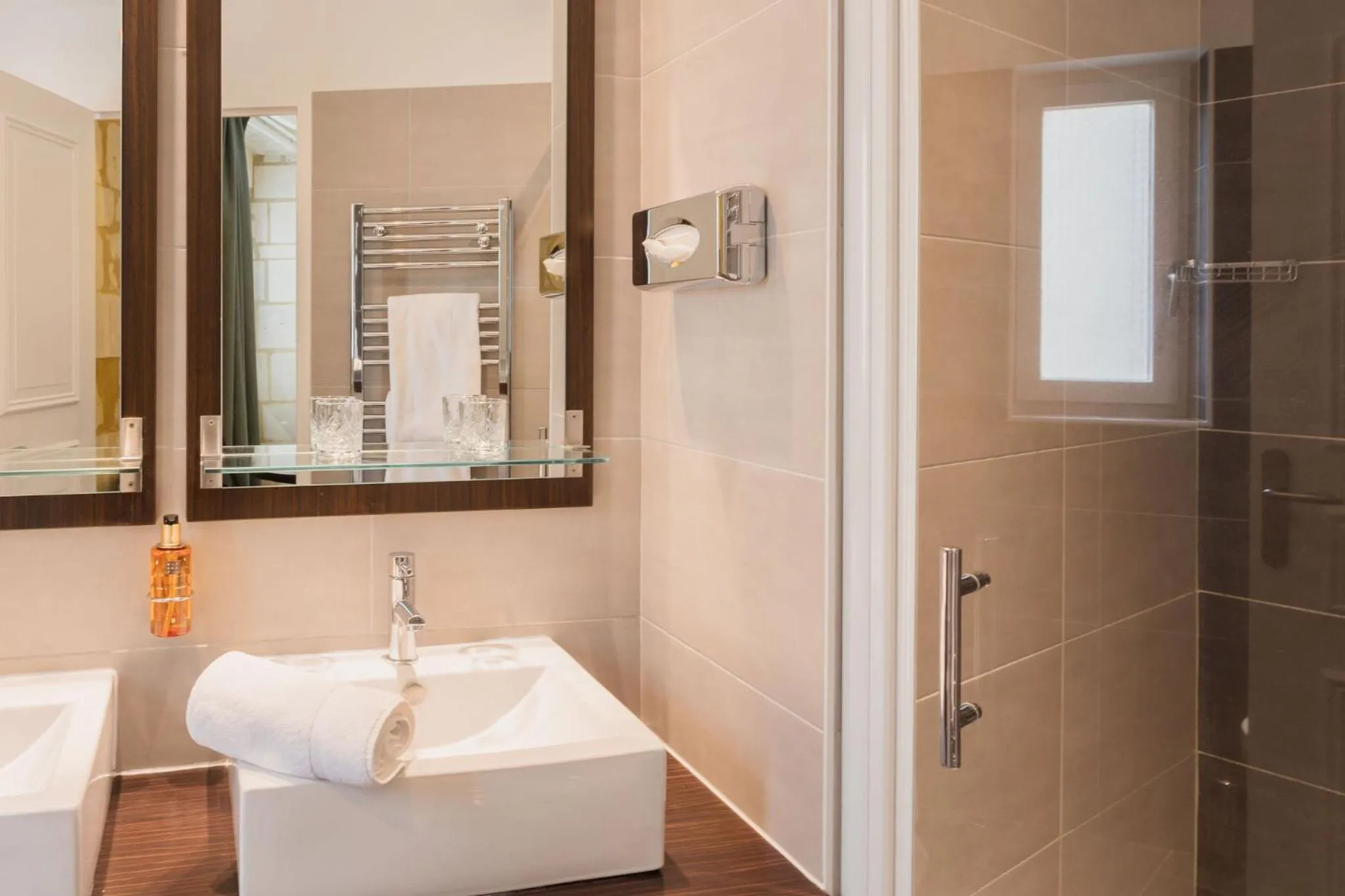 Shower in Best Western Hôtel De France