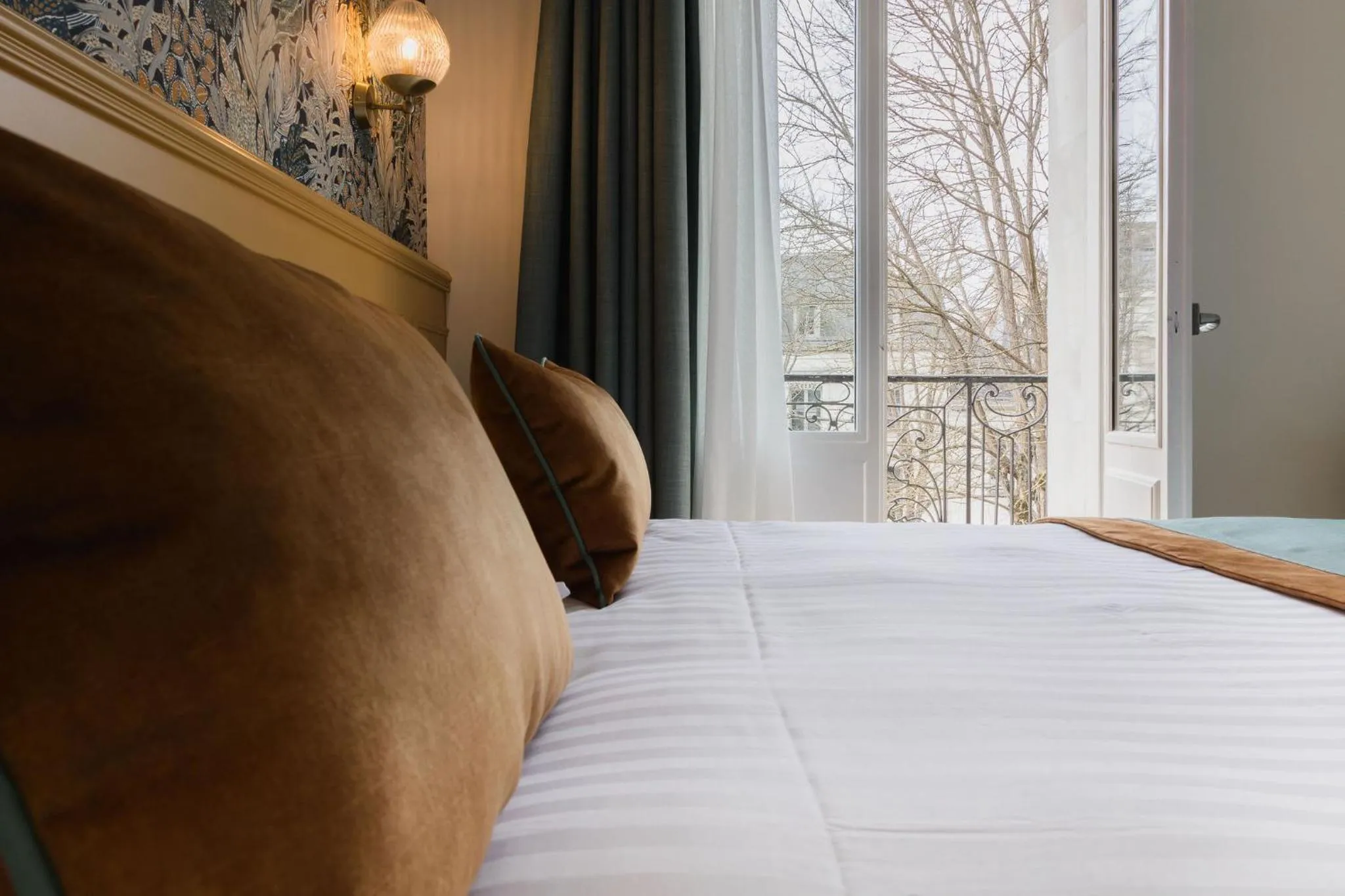 View (from property/room), Bed in Best Western Hôtel De France