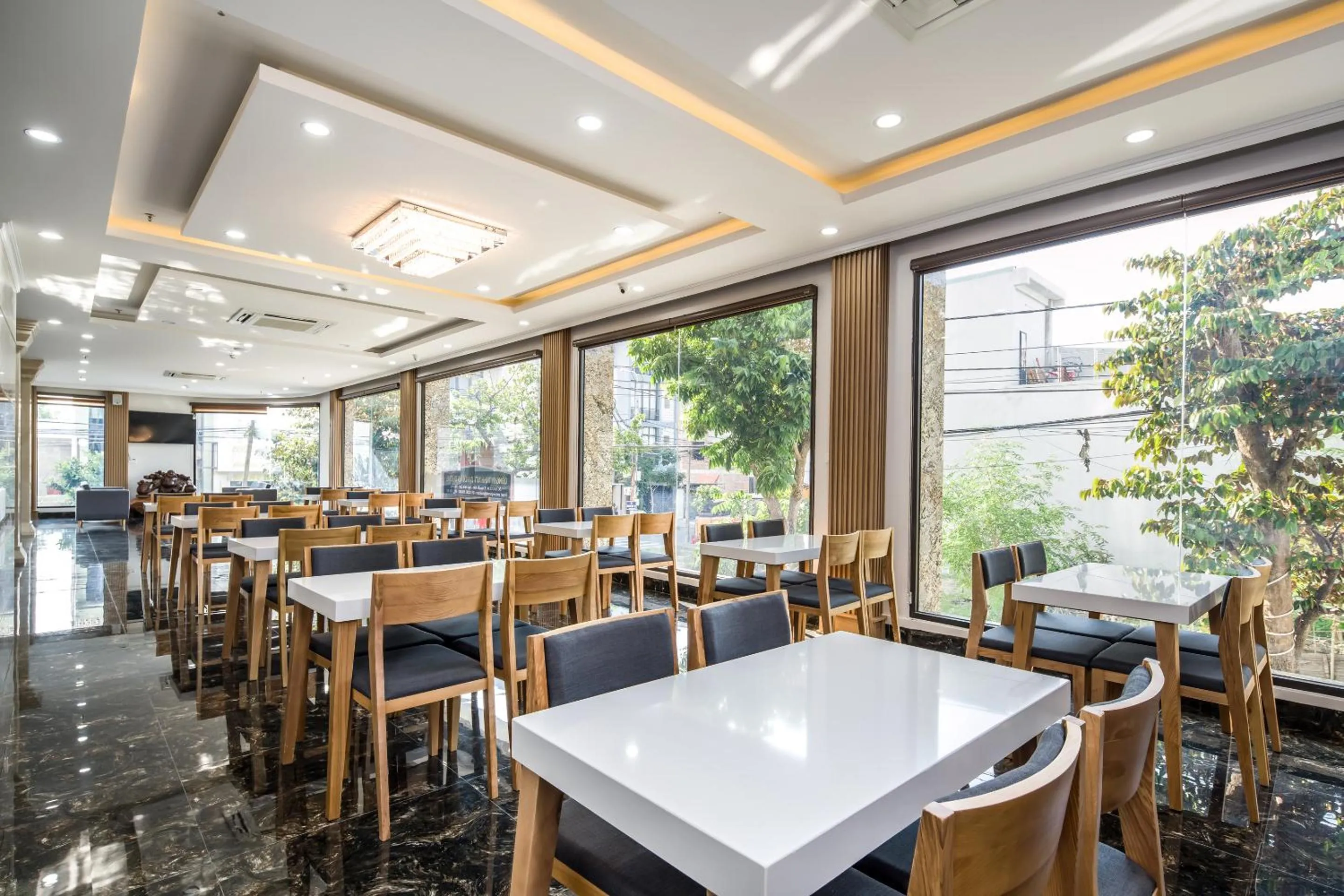Restaurant/places to eat in An Dương Hotel & Apartment