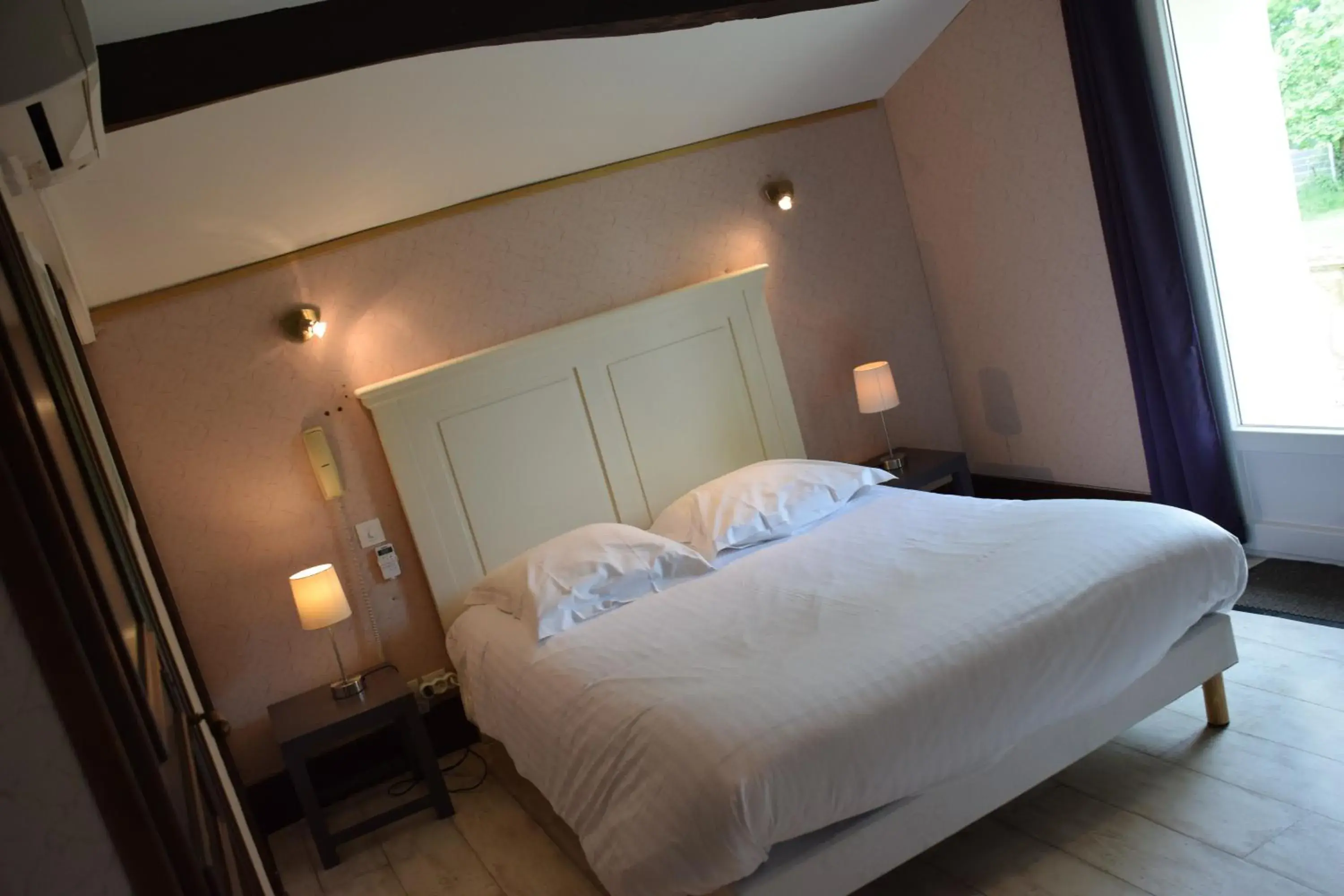 Comfort Double Room in Logis Domaine du Prieuré Comfort Double Room in Logis Domaine du Prieuré