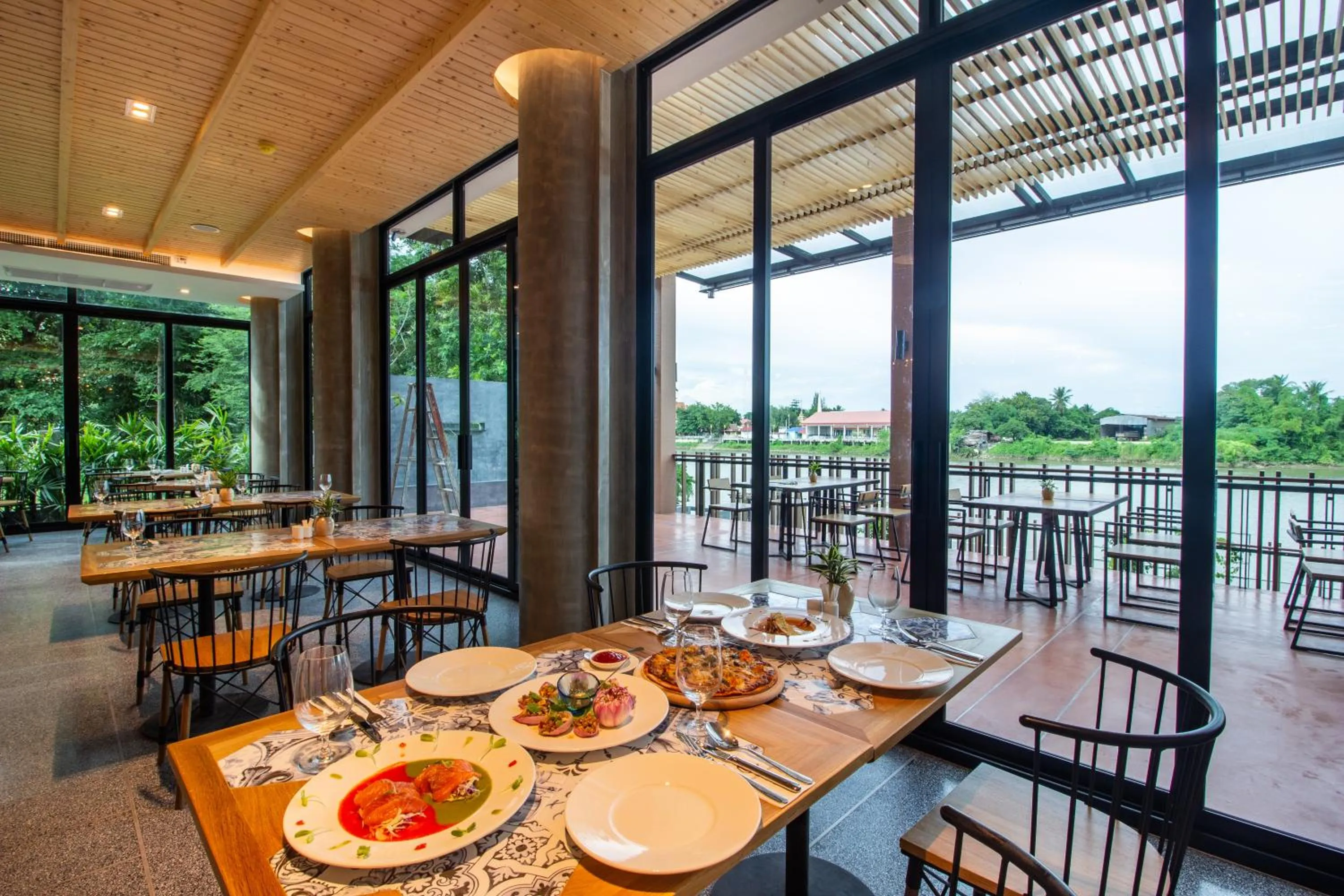 Restaurant/places to eat in Rachabhura Hotel