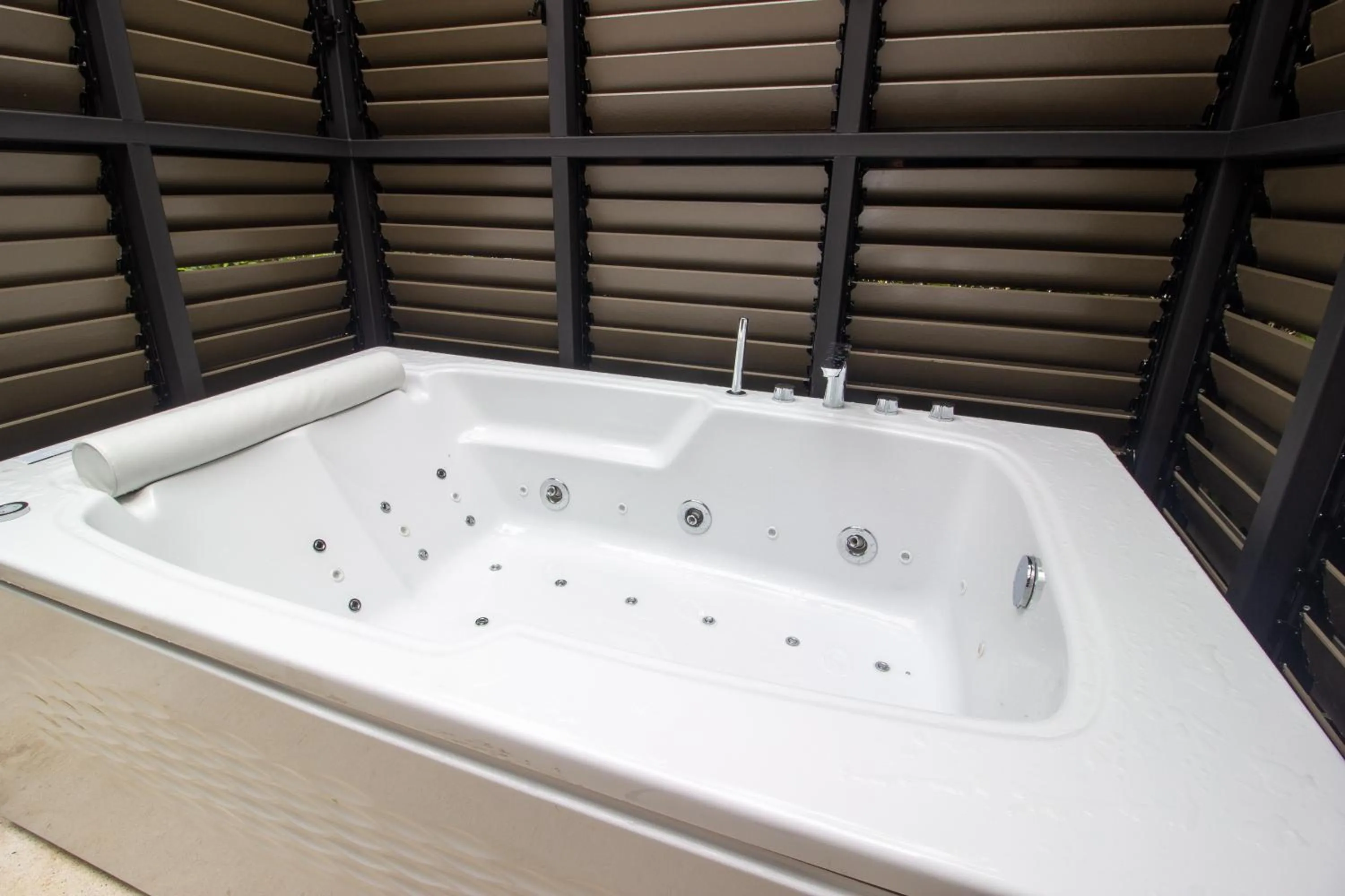 Hot Tub in Rachabhura Hotel