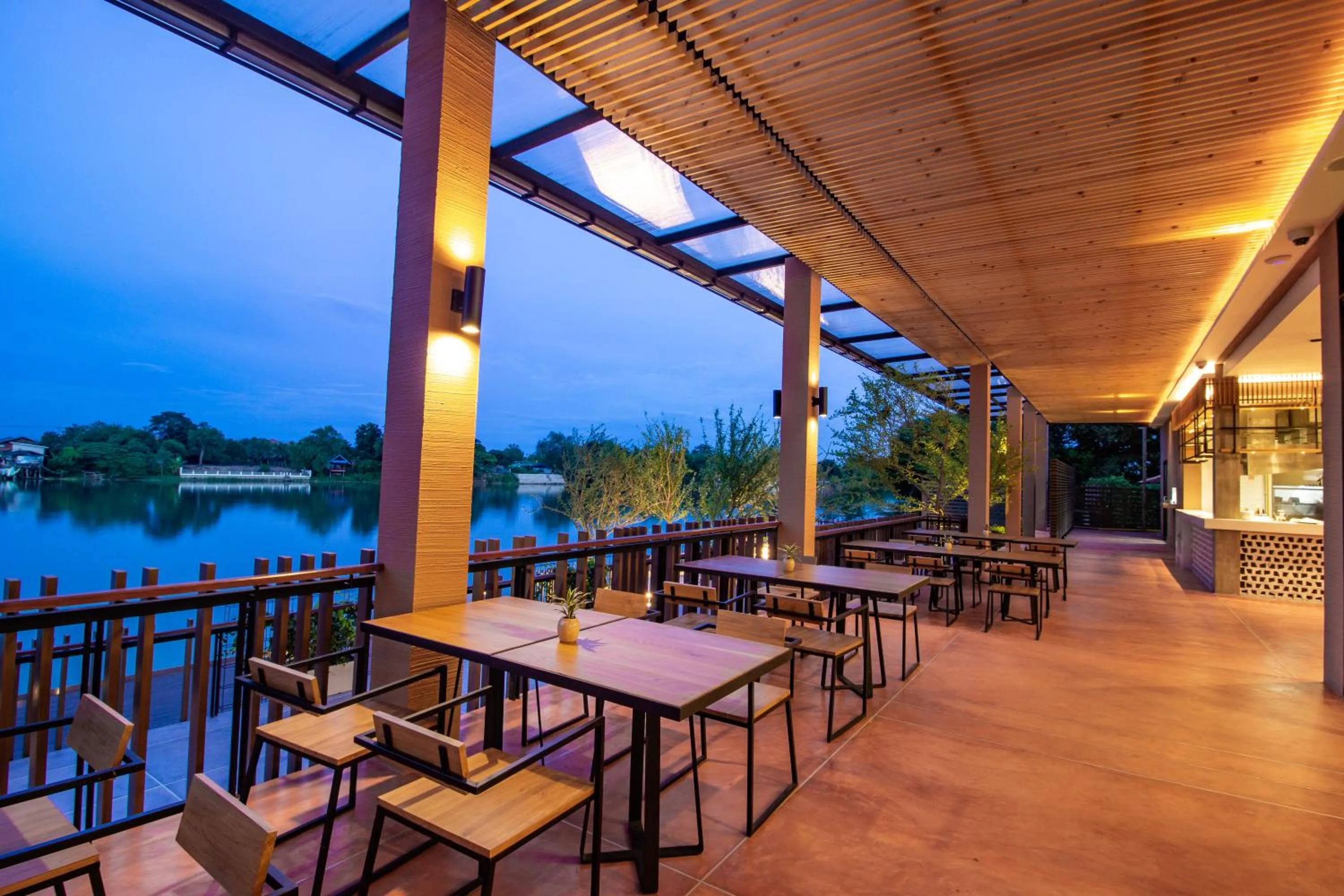 Restaurant/places to eat in Rachabhura Hotel