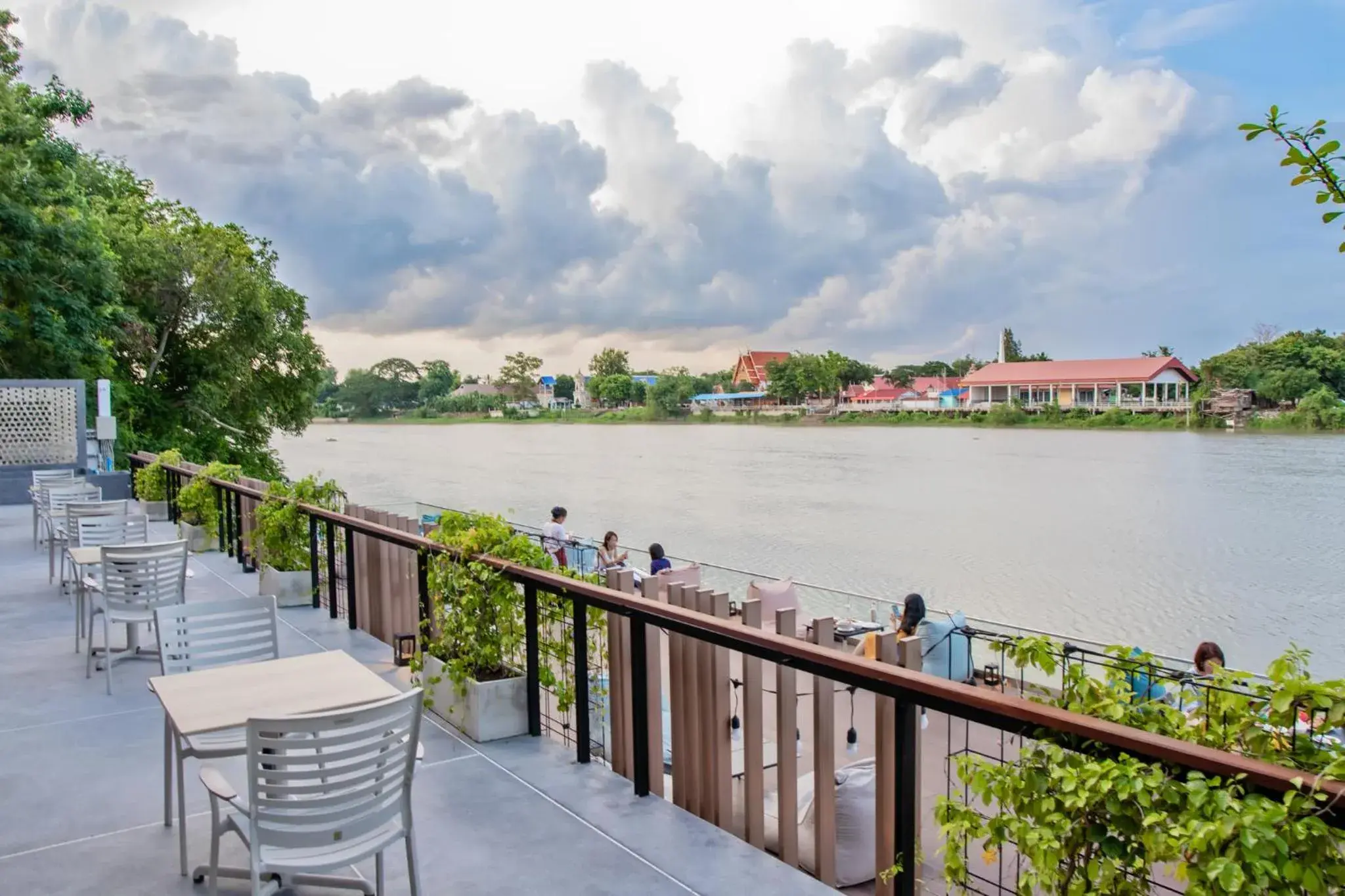 Restaurant/places to eat in Rachabhura Hotel Restaurant/places to eat in Rachabhura Hotel