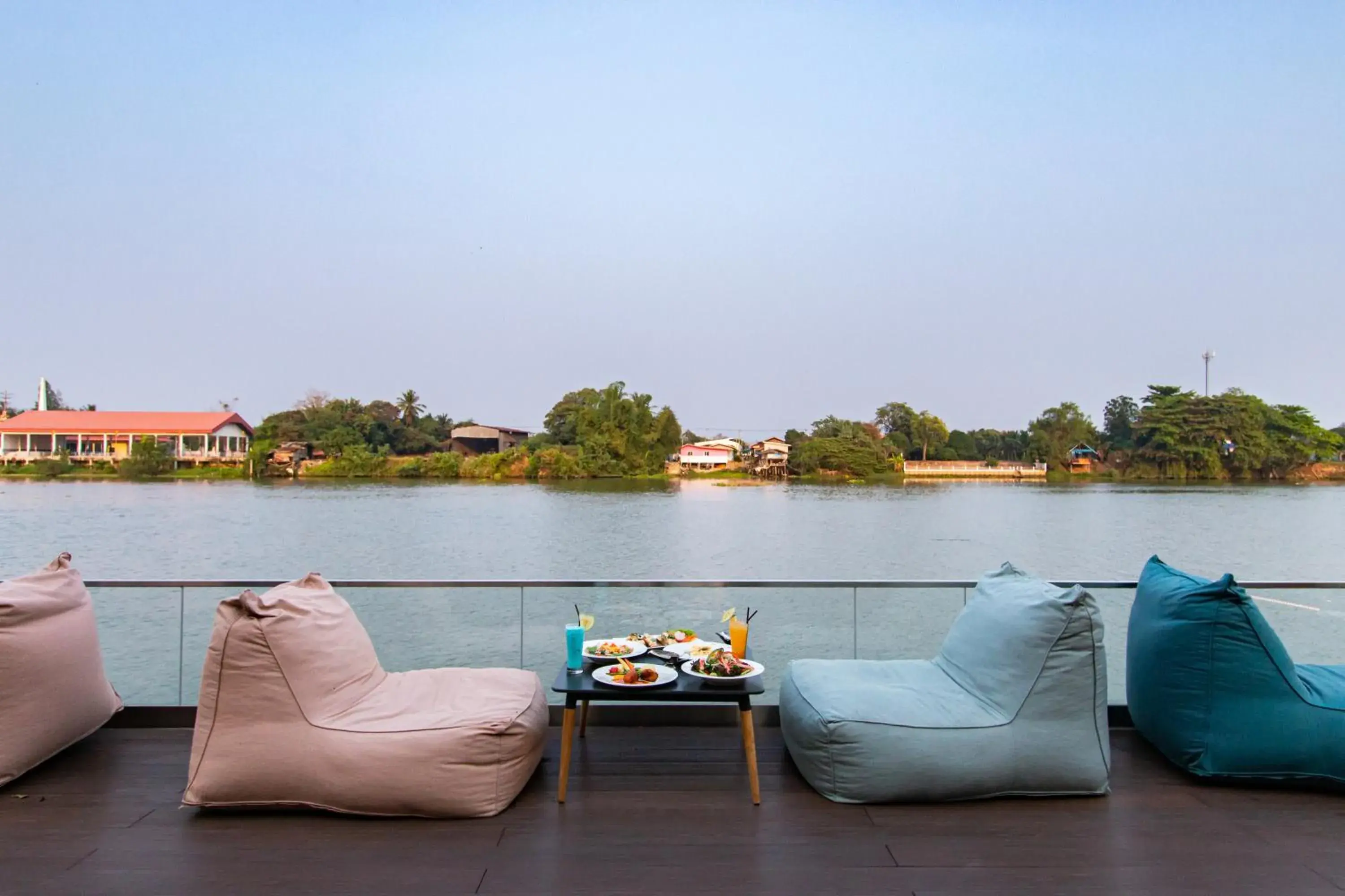 Restaurant/places to eat in Rachabhura Hotel Restaurant/places to eat in Rachabhura Hotel