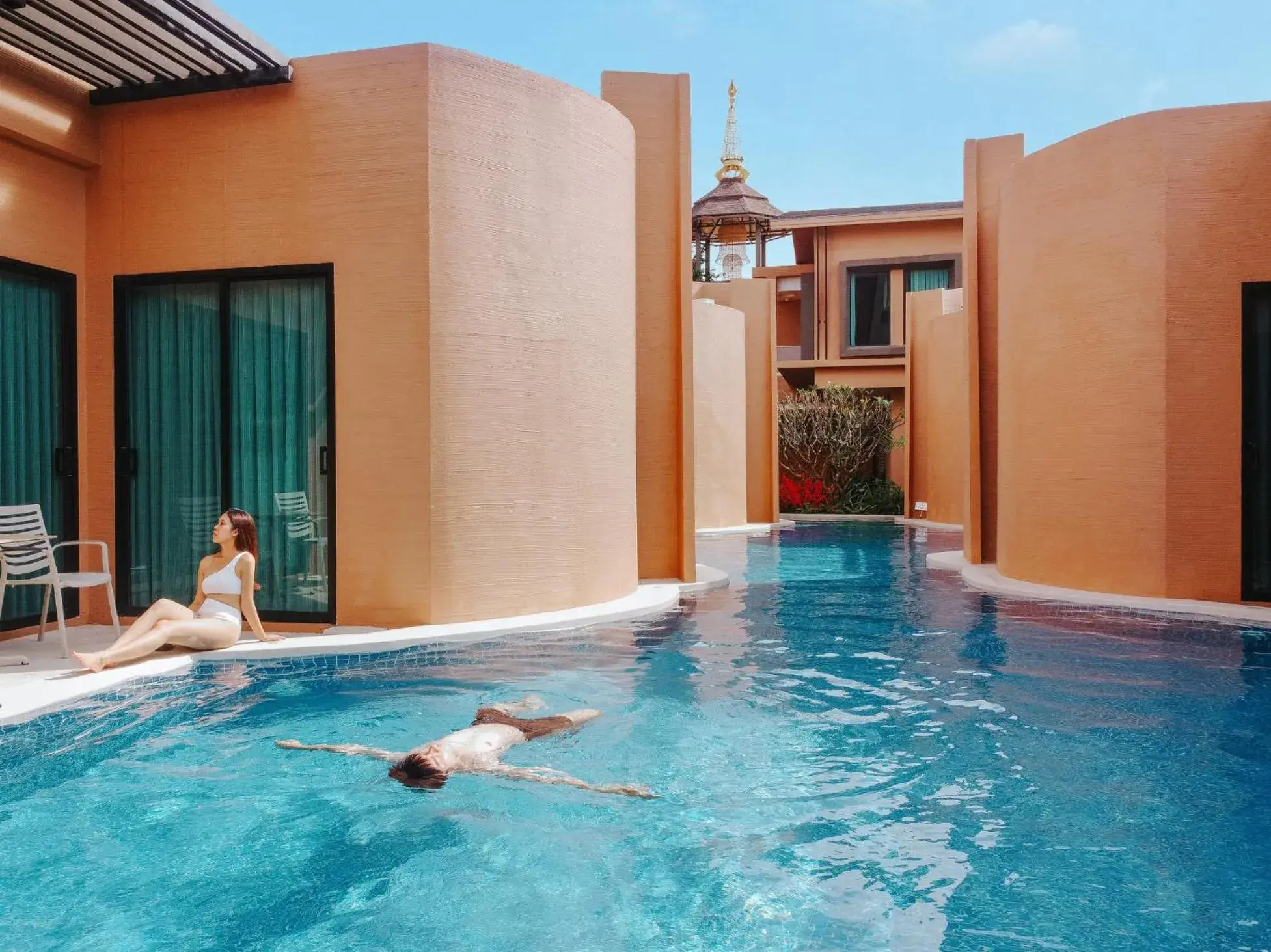 Swimming pool in Rachabhura Hotel Swimming pool in Rachabhura Hotel