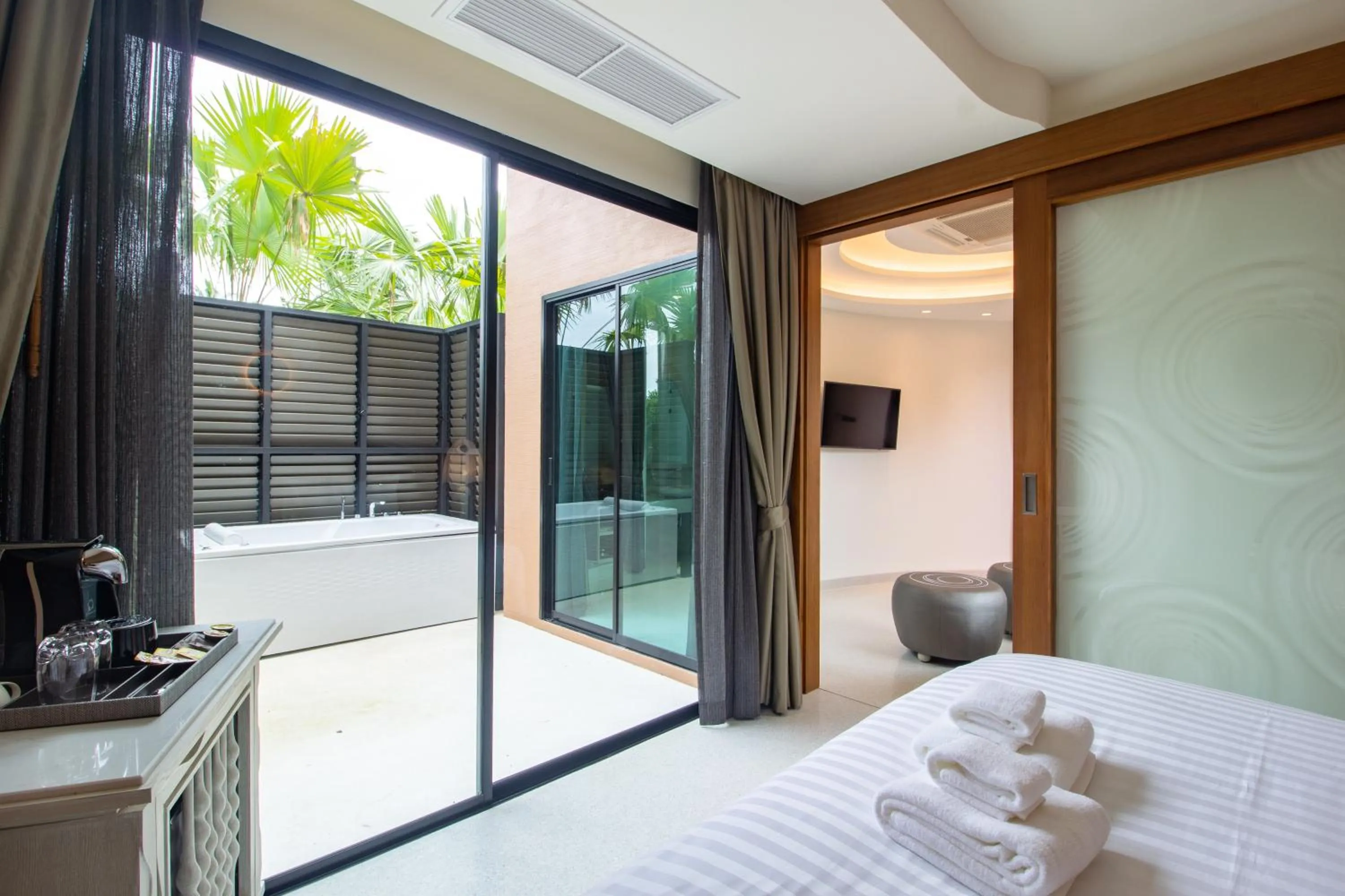 Balcony/Terrace, Bed in Rachabhura Hotel