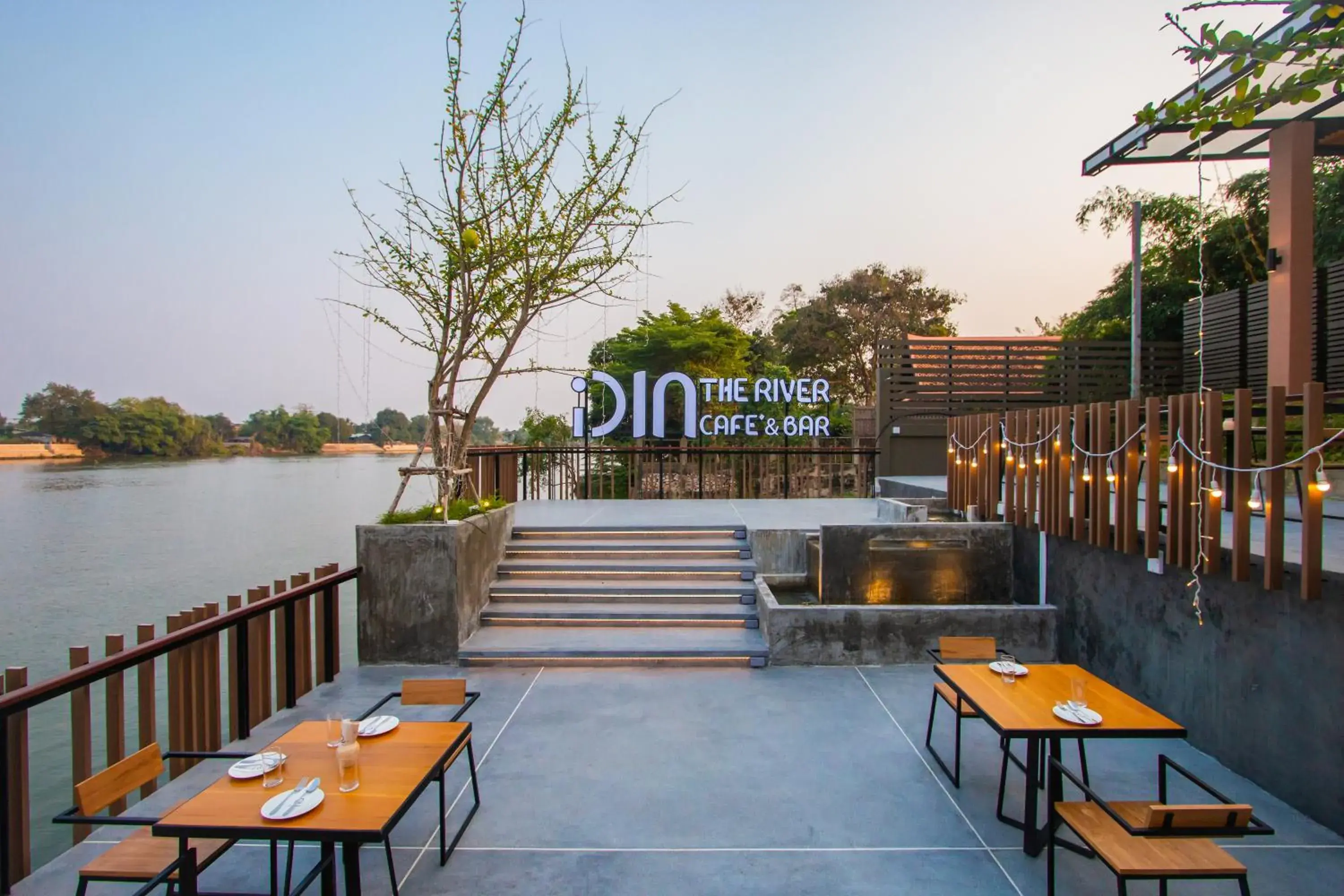 Restaurant/places to eat in Rachabhura Hotel Restaurant/places to eat in Rachabhura Hotel