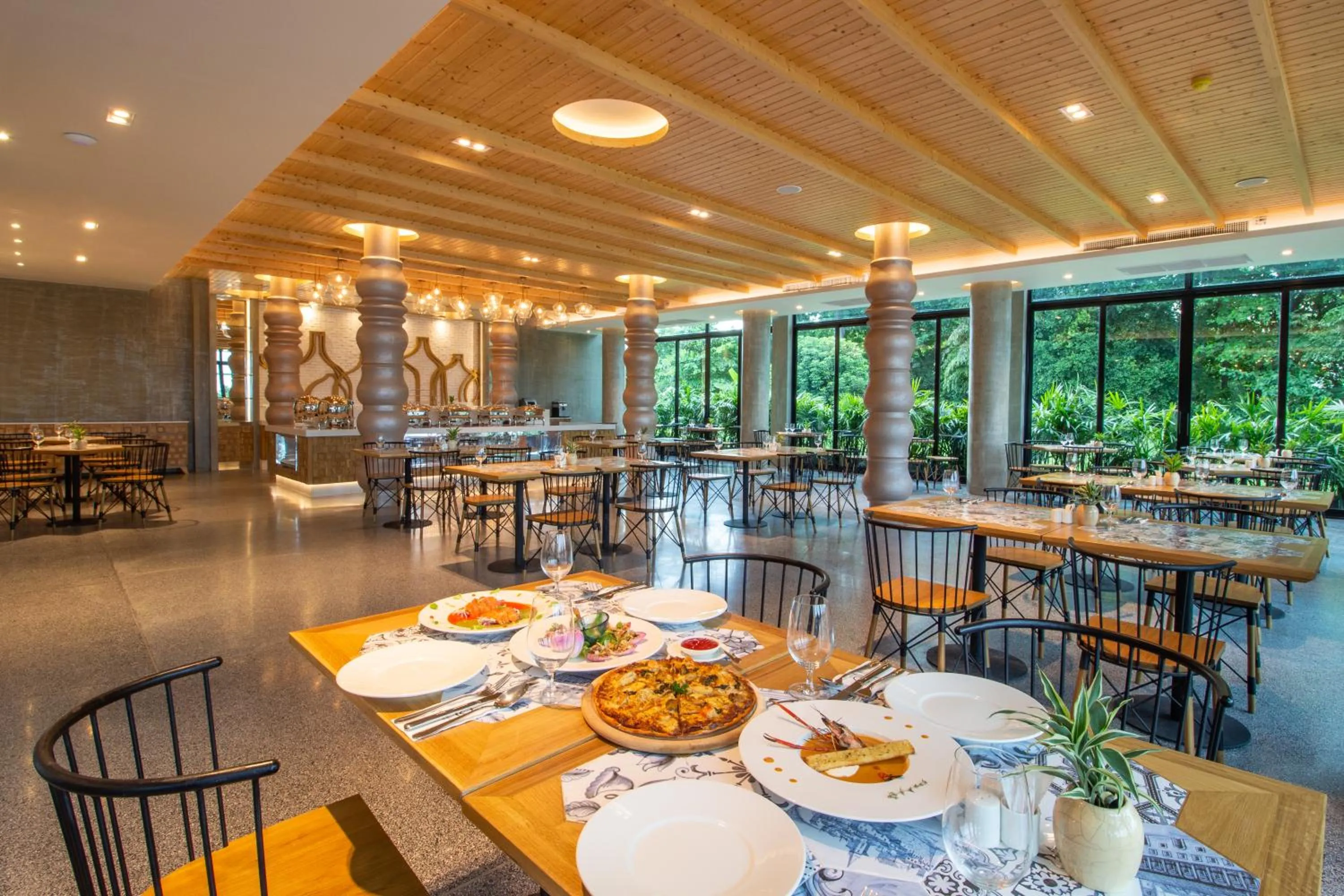 Restaurant/places to eat in Rachabhura Hotel