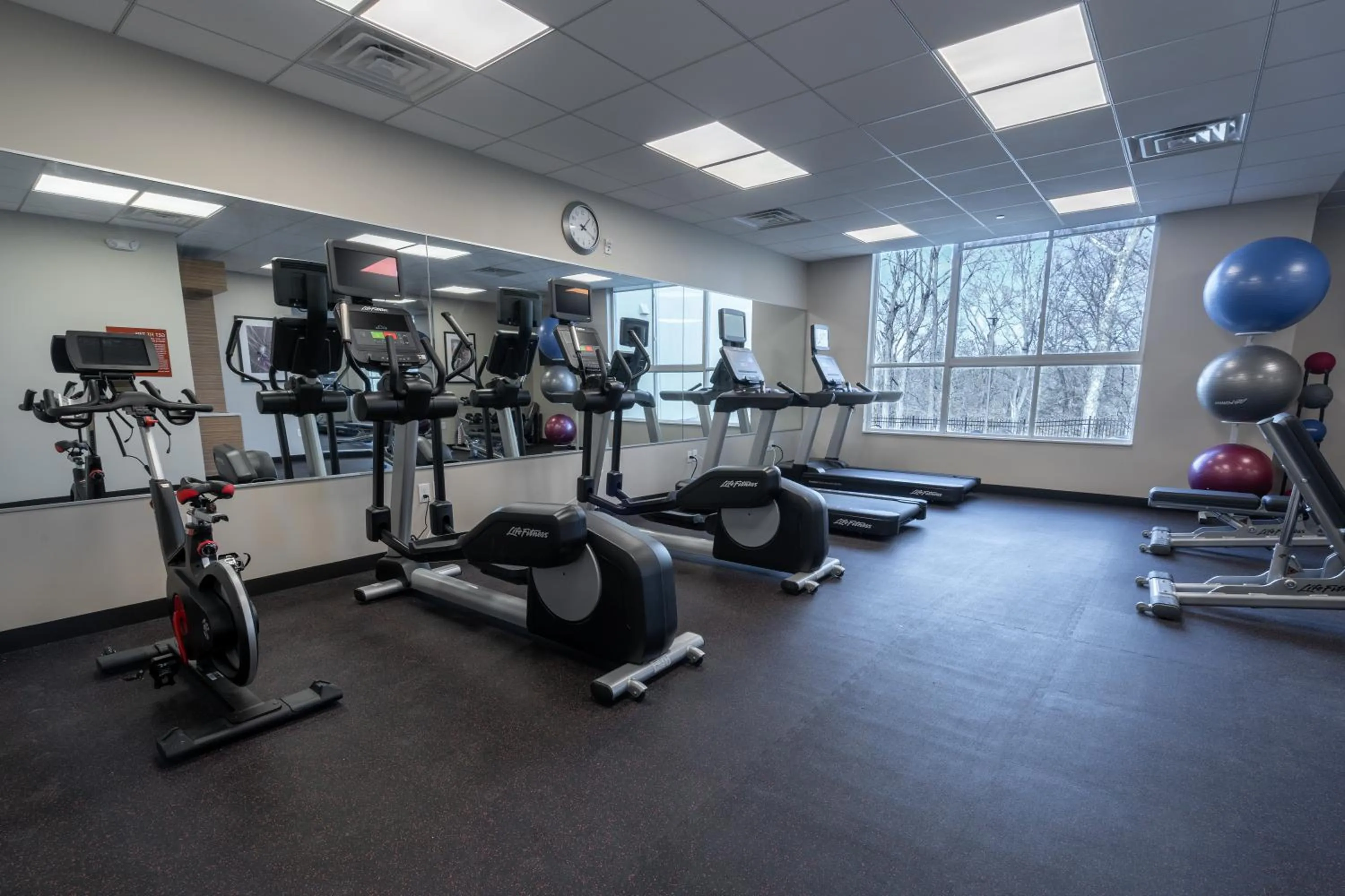 Fitness centre/facilities in TownePlace Suites by Marriott Clinton