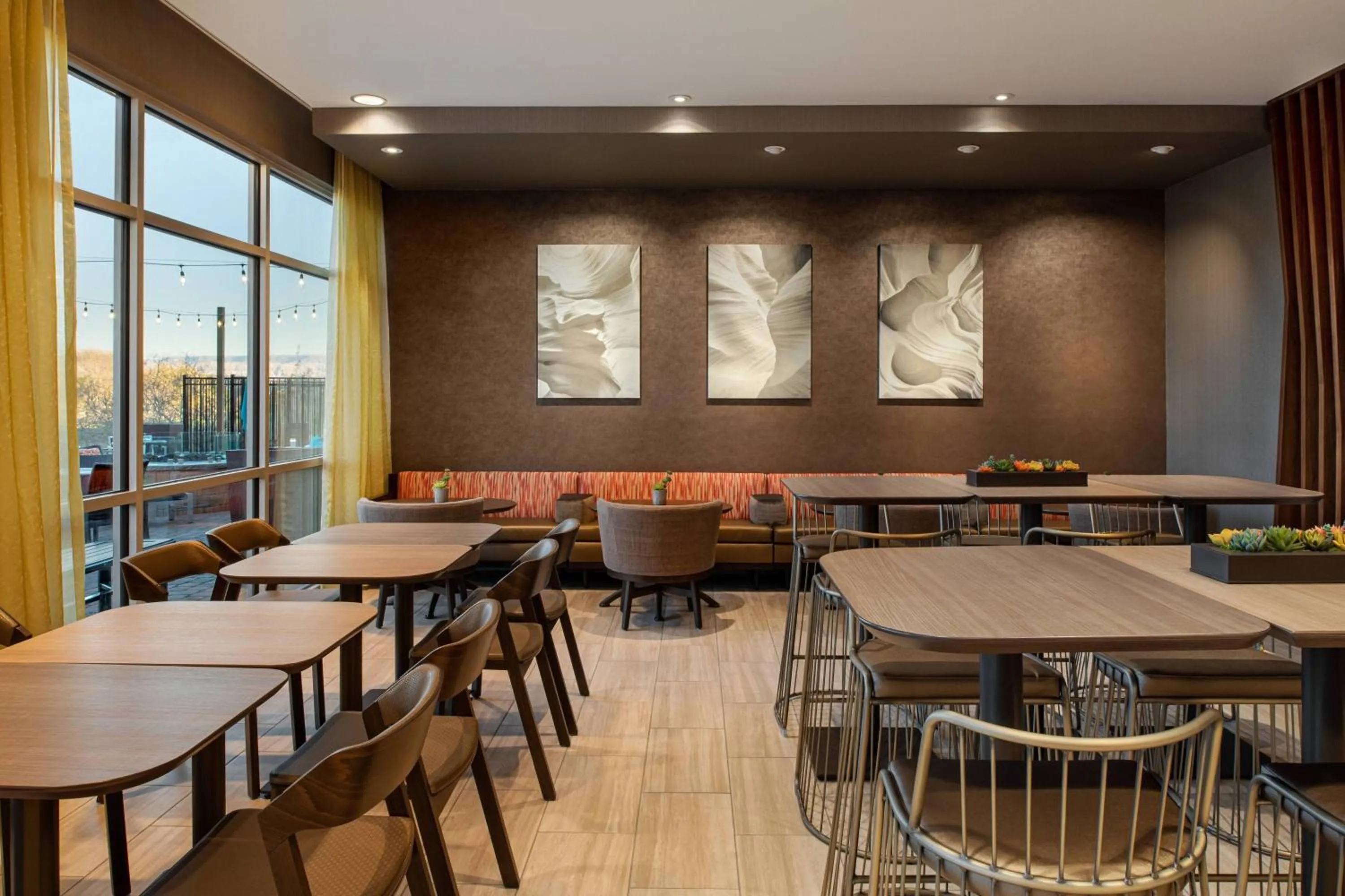 Restaurant/places to eat in SpringHill Suites by Marriott St. George Washington