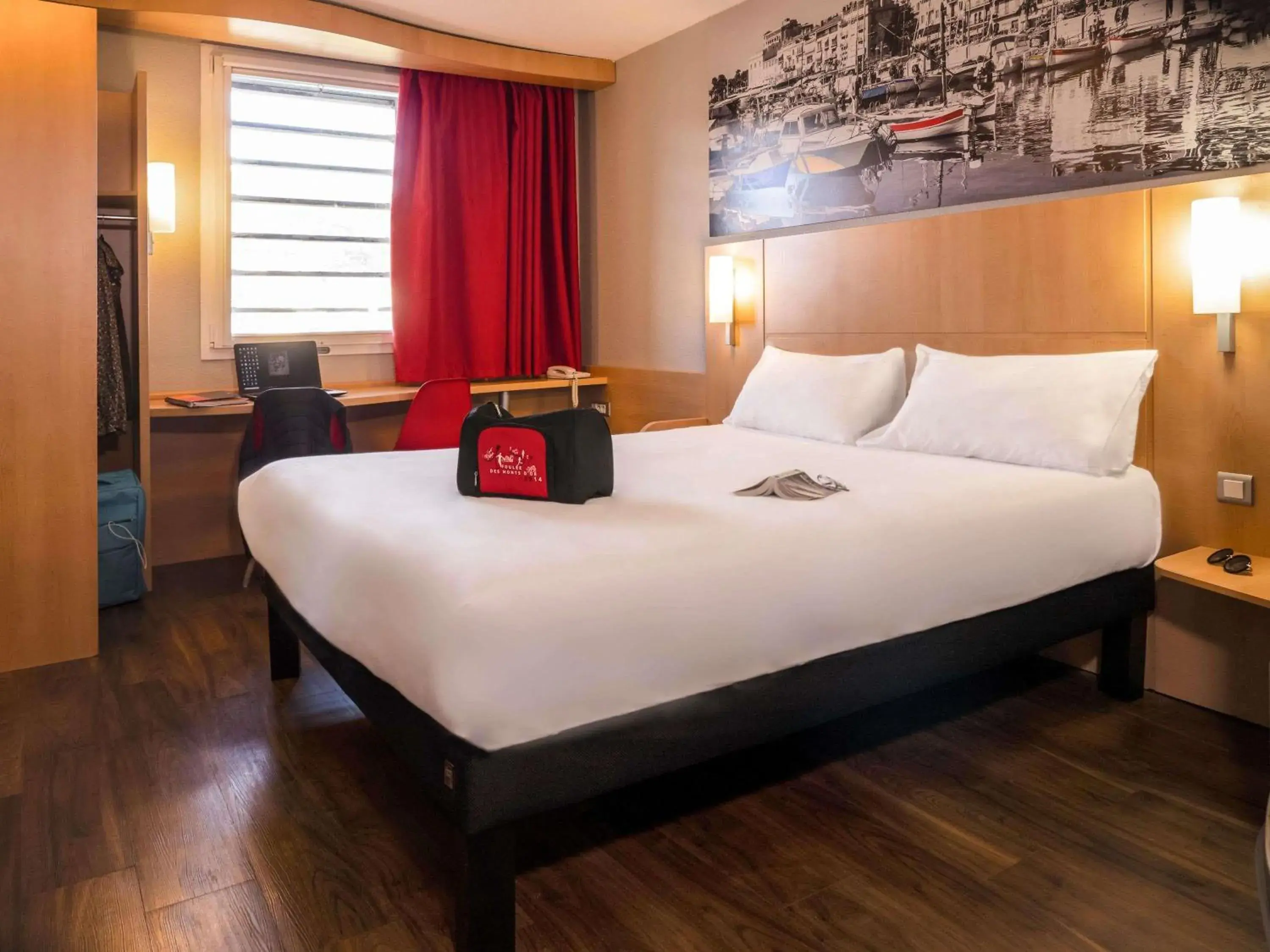 Property building, Bed in ibis Cannes Mandelieu Property building, Bed in ibis Cannes Mandelieu