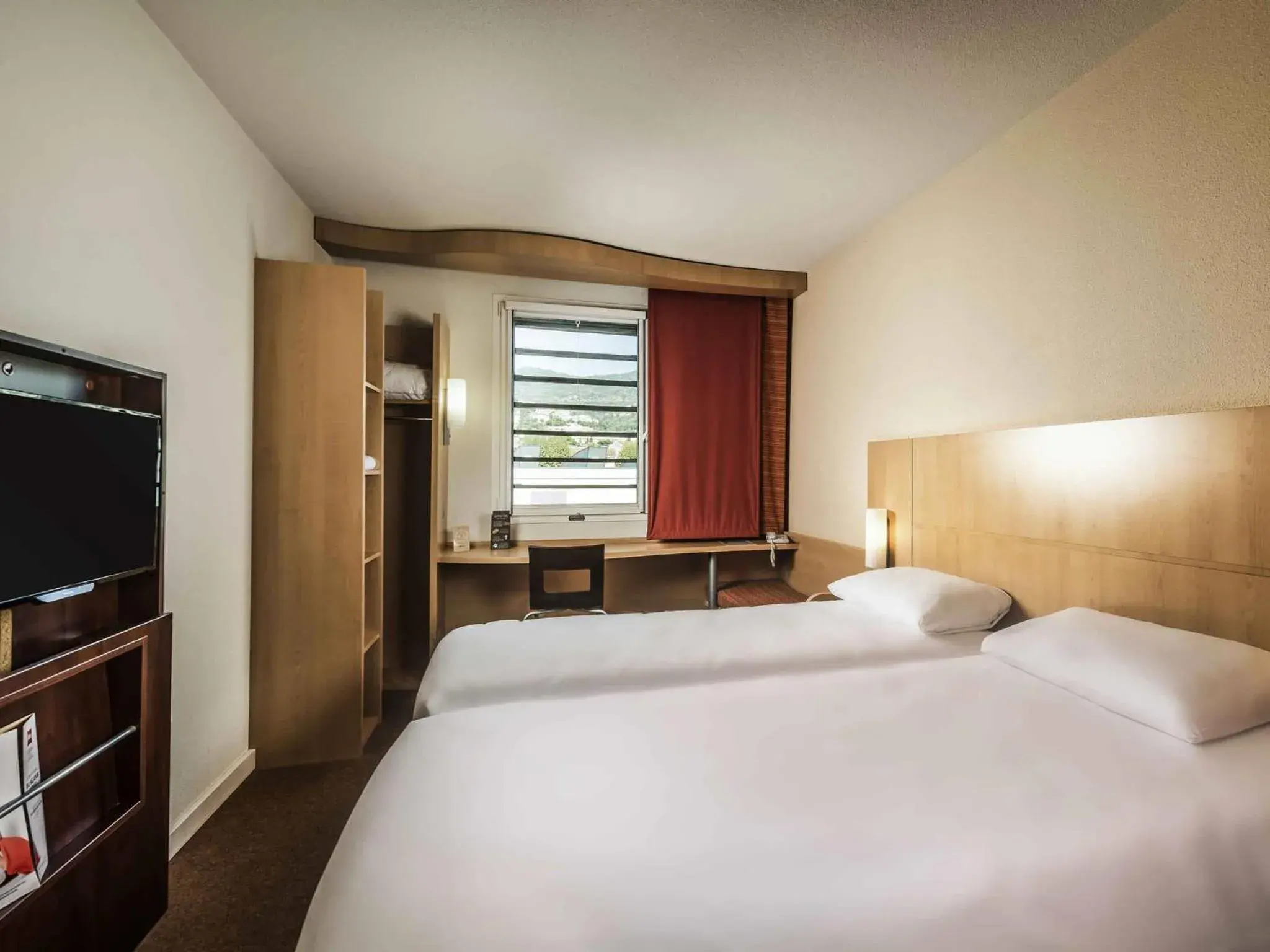 Bedroom, Bed in ibis Cannes Mandelieu Bedroom, Bed in ibis Cannes Mandelieu