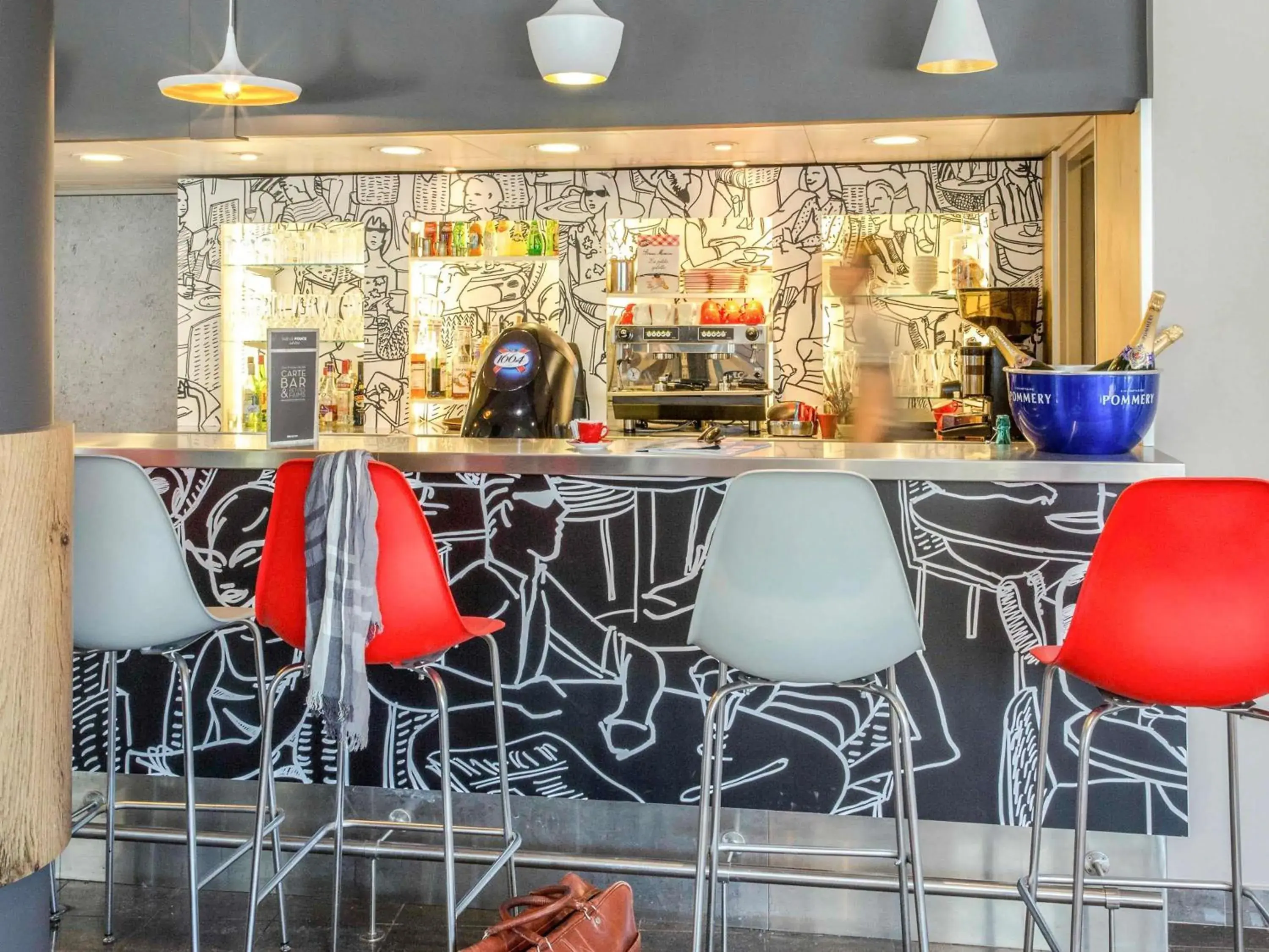 Lounge or bar in ibis Cannes Mandelieu Lounge or bar in ibis Cannes Mandelieu