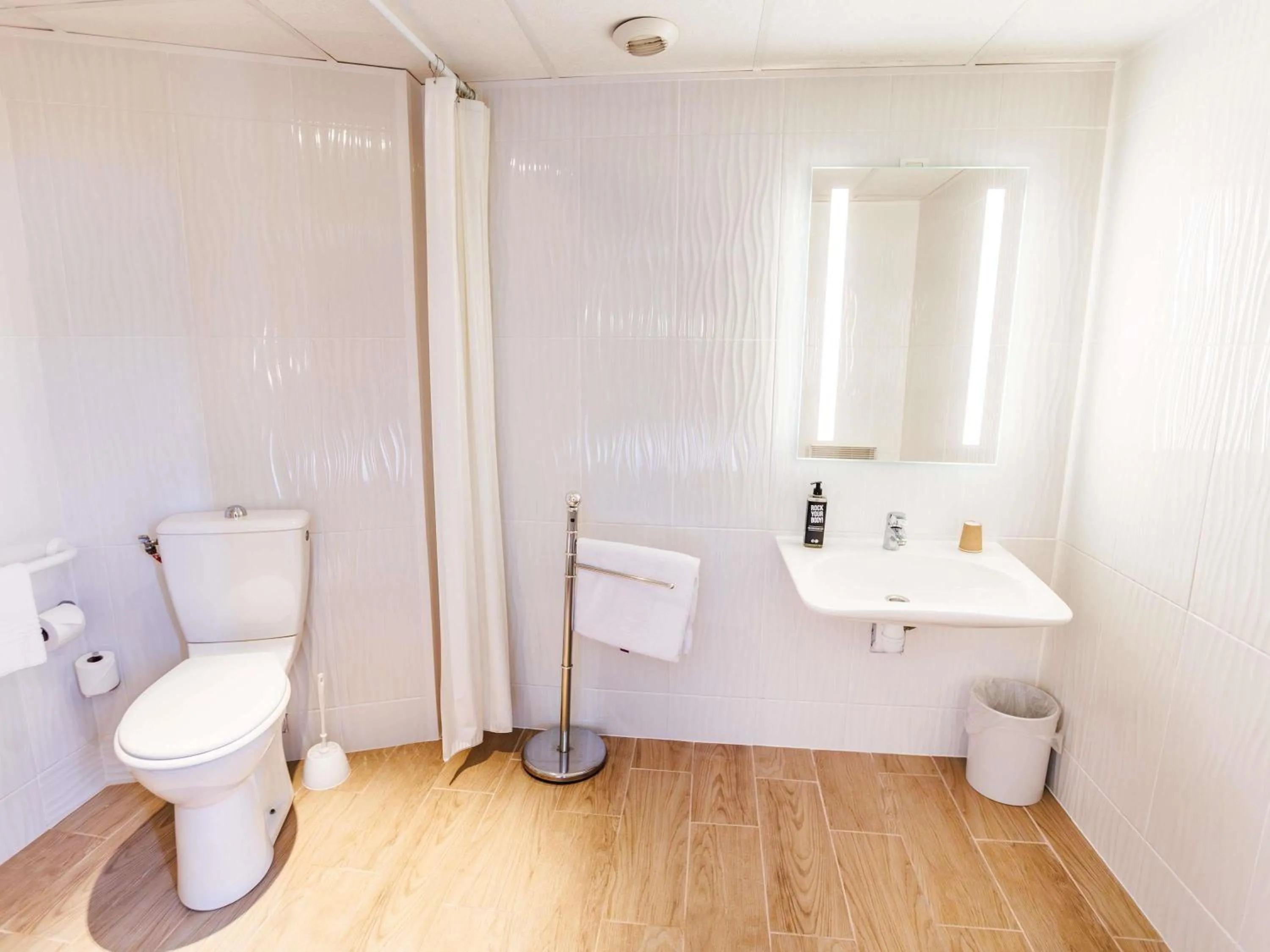 Bedroom in ibis Cannes Mandelieu