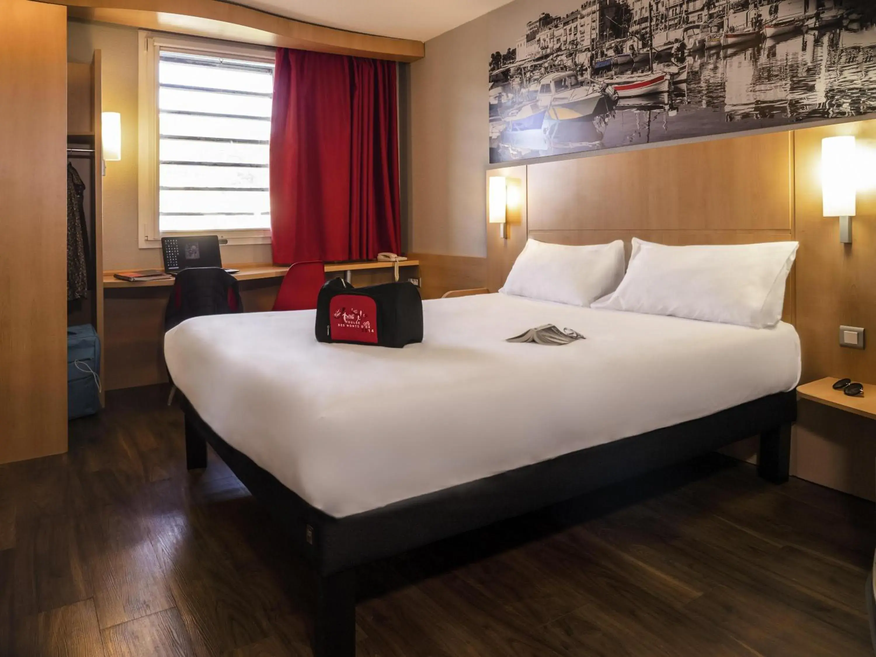 Bedroom, Bed in ibis Cannes Mandelieu Bedroom, Bed in ibis Cannes Mandelieu