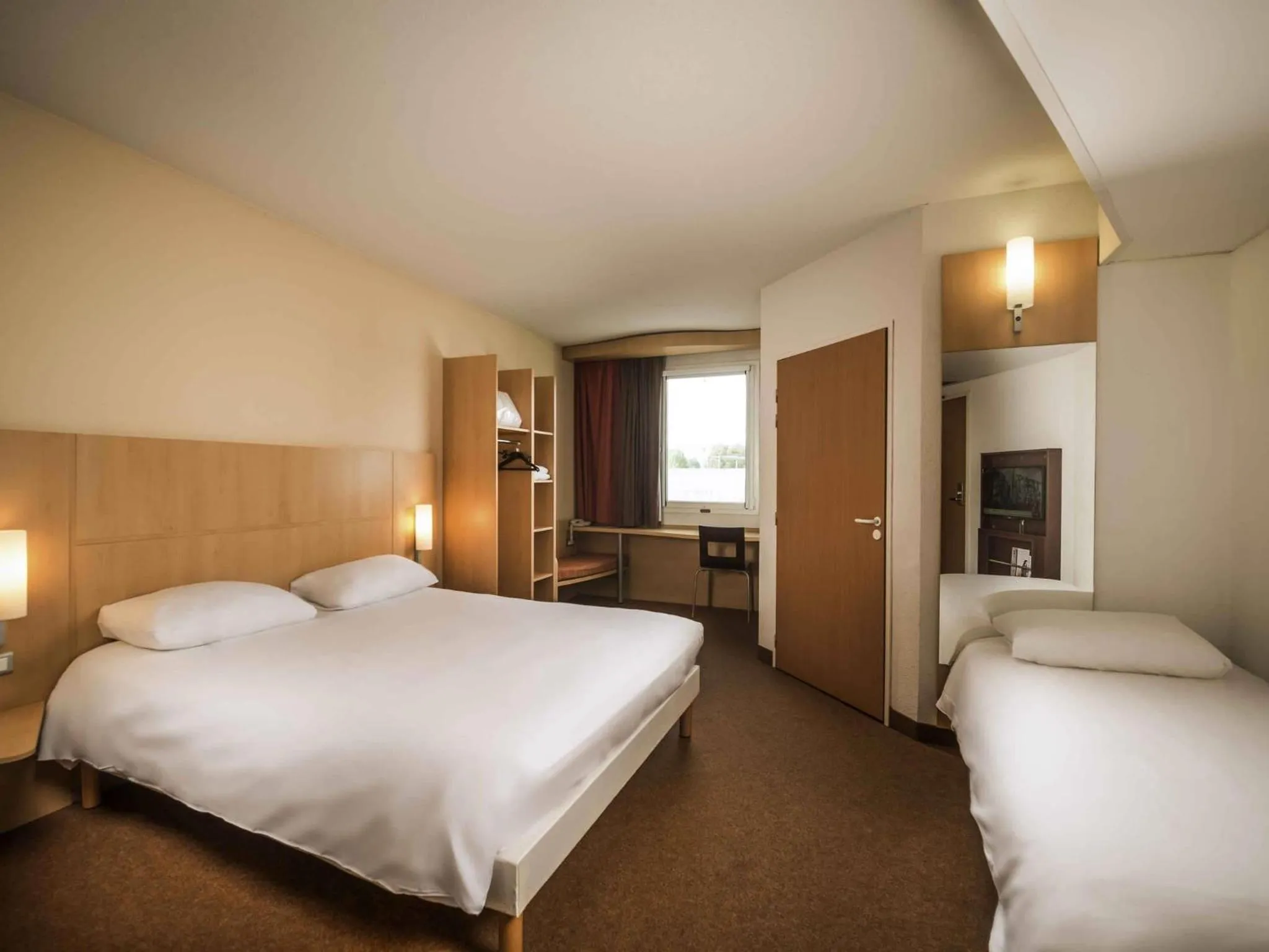 Bedroom, Bed in ibis Cannes Mandelieu