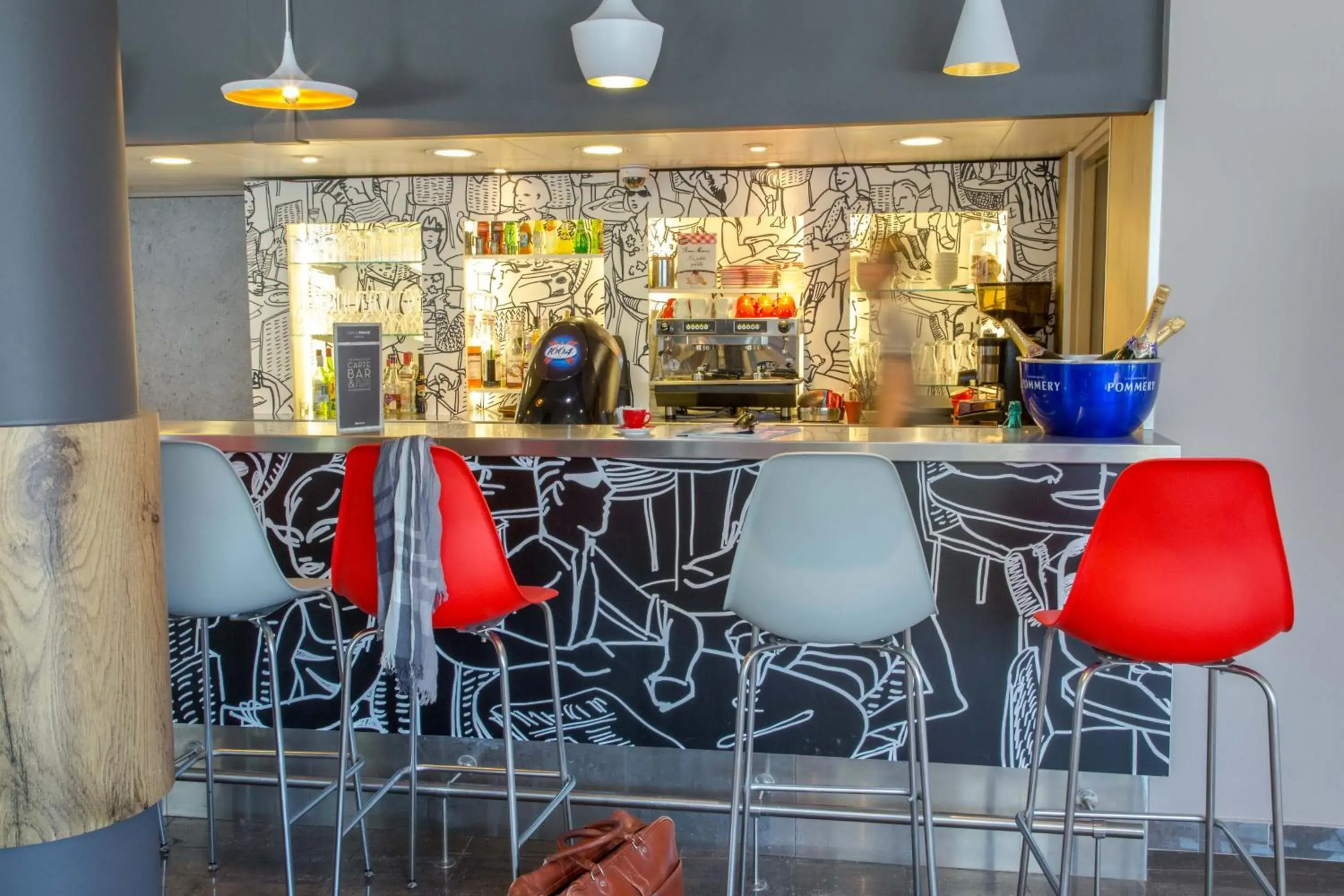 Lounge or bar in ibis Cannes Mandelieu Lounge or bar in ibis Cannes Mandelieu