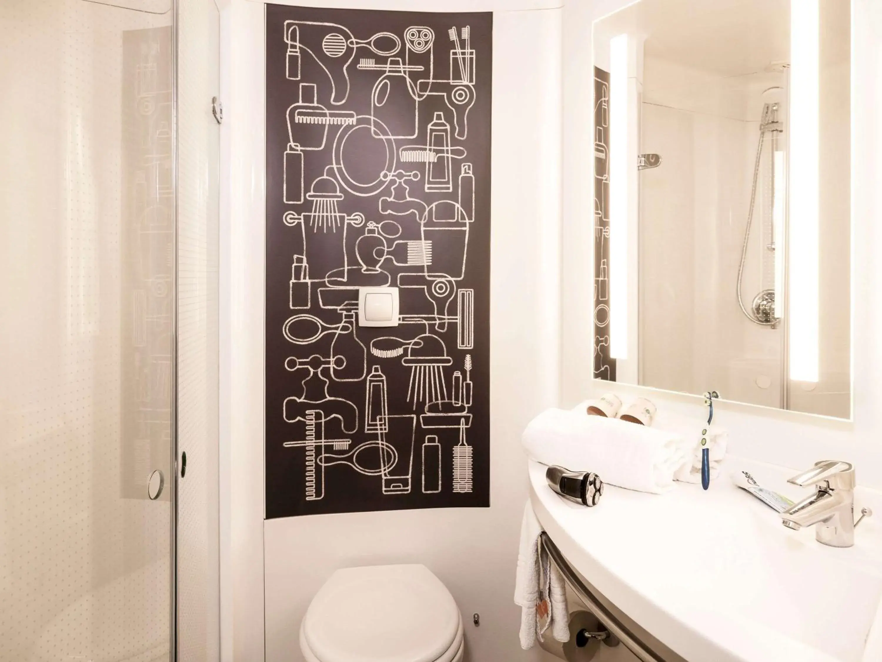 Photo of the whole room in ibis Cannes Mandelieu Photo of the whole room in ibis Cannes Mandelieu