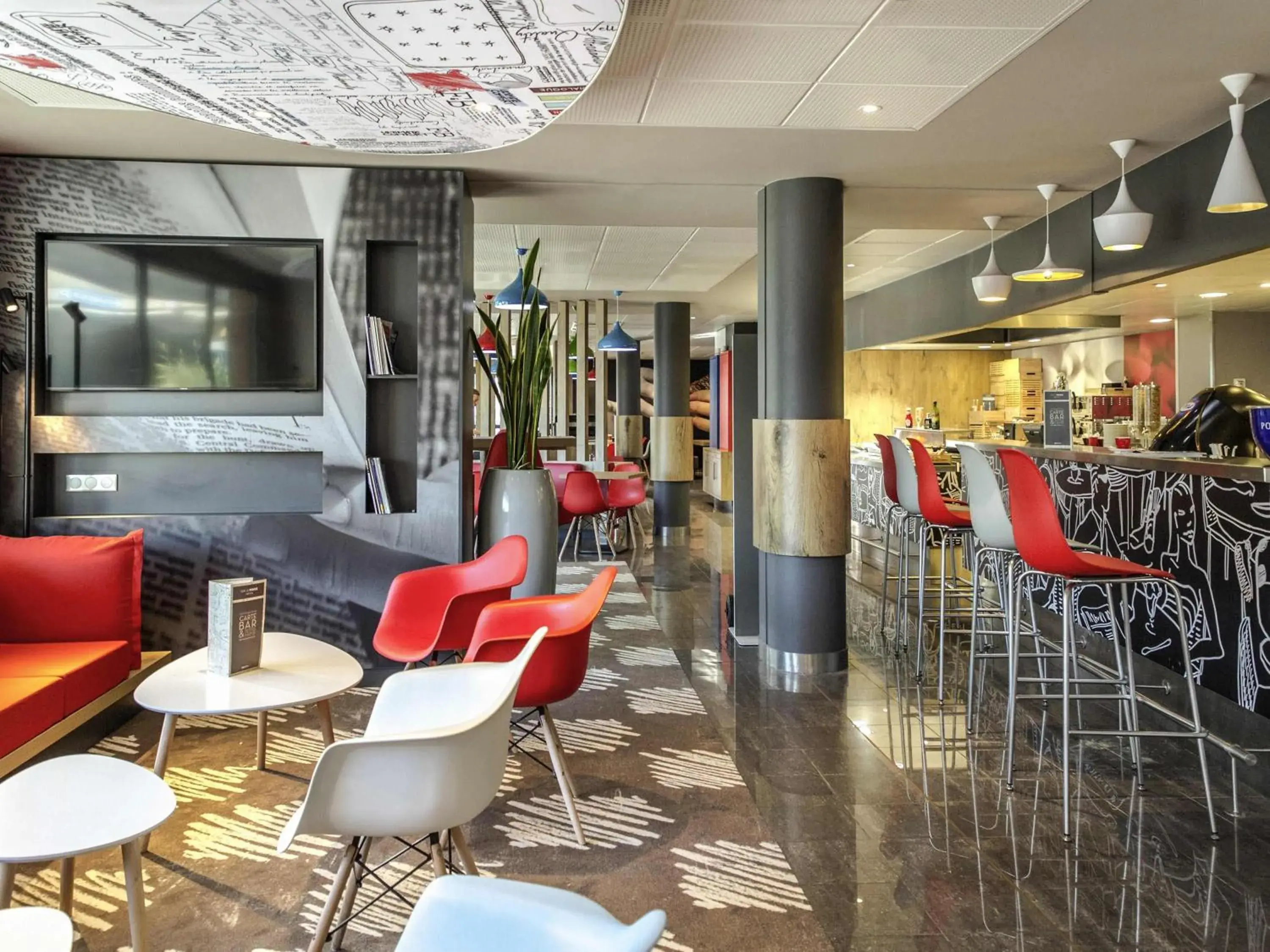 Lounge or bar in ibis Cannes Mandelieu Lounge or bar in ibis Cannes Mandelieu