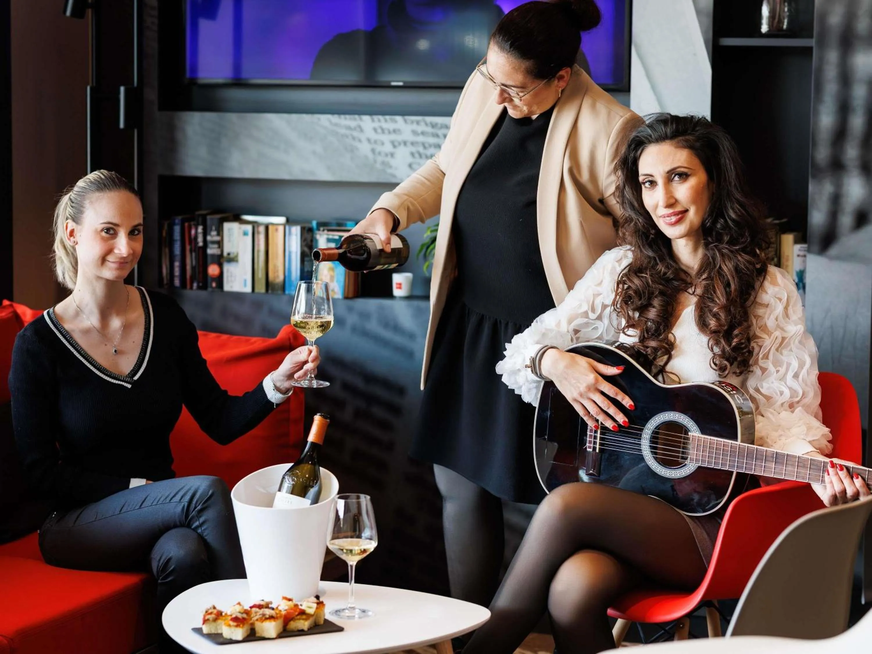 Lounge or bar in ibis Cannes Mandelieu